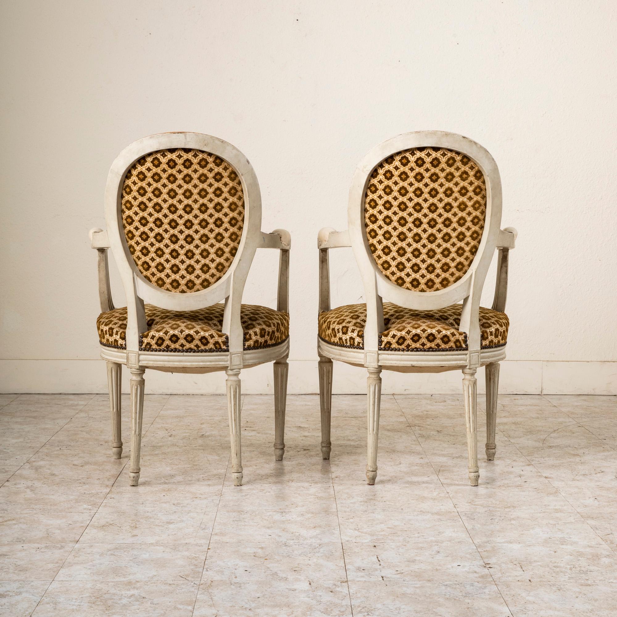 Französische bemalte Sessel im Louis-XVI-Stil des frühen 20. Jahrhunderts mit Medaillonrückenlehne im Zustand „Gut“ im Angebot in Fayetteville, AR