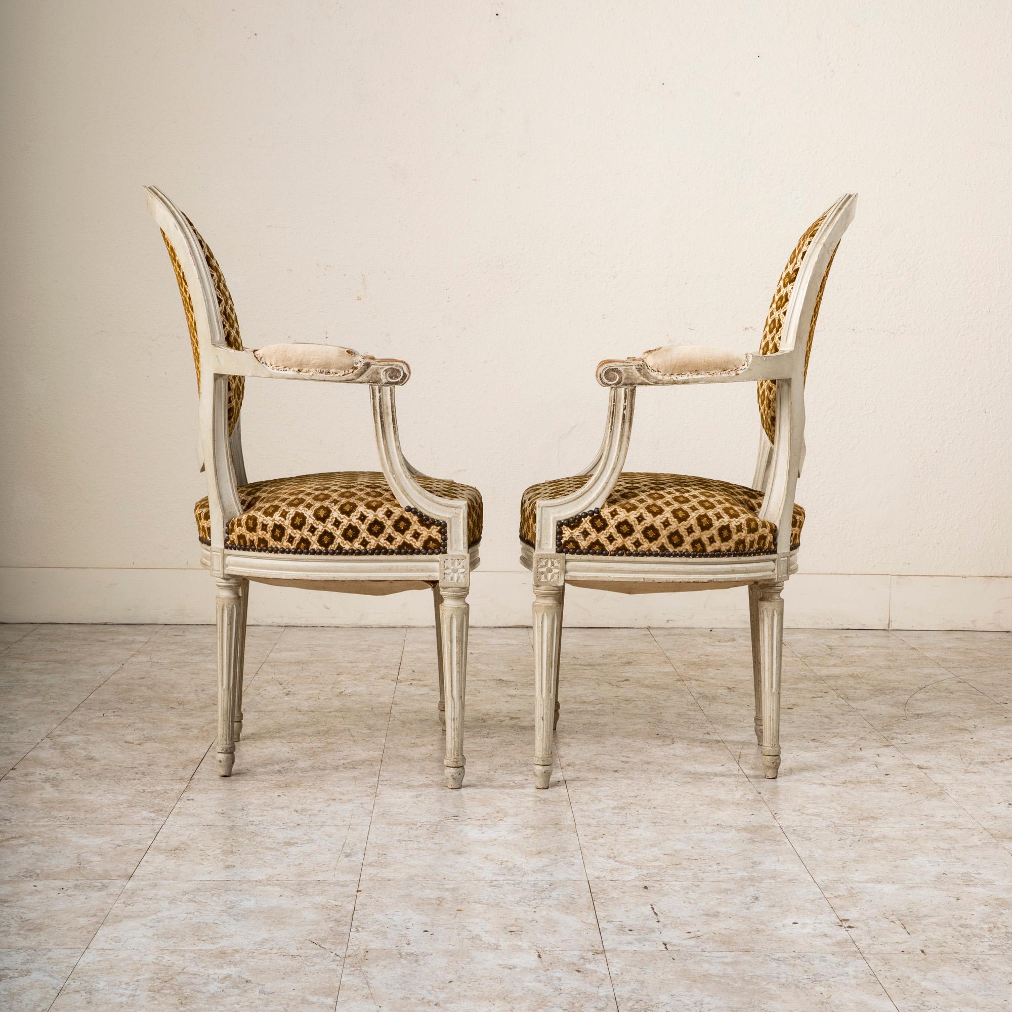 Französische bemalte Sessel im Louis-XVI-Stil des frühen 20. Jahrhunderts mit Medaillonrückenlehne (Polster) im Angebot