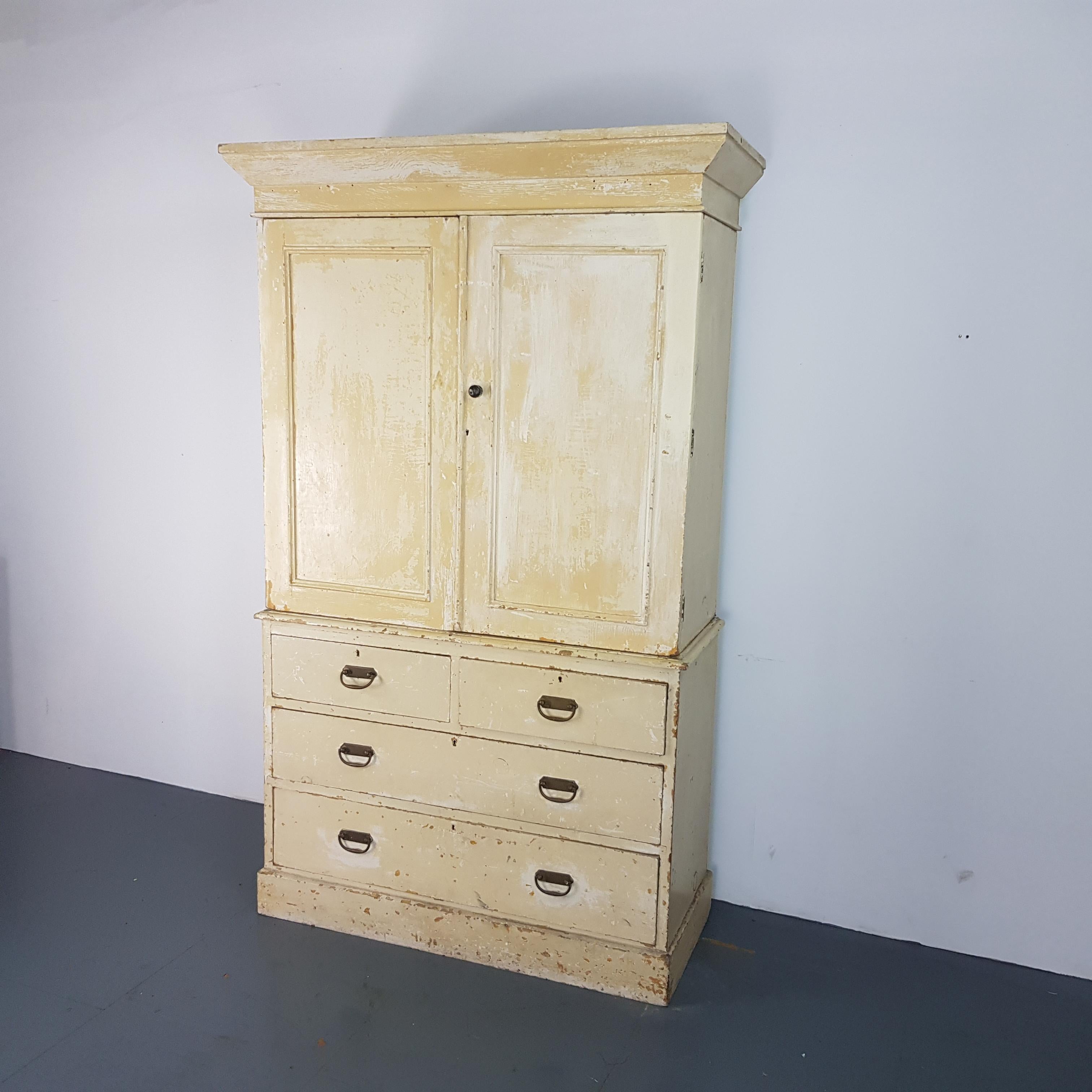 Early 20th Century French Painted Pine Linen Cupboard 4