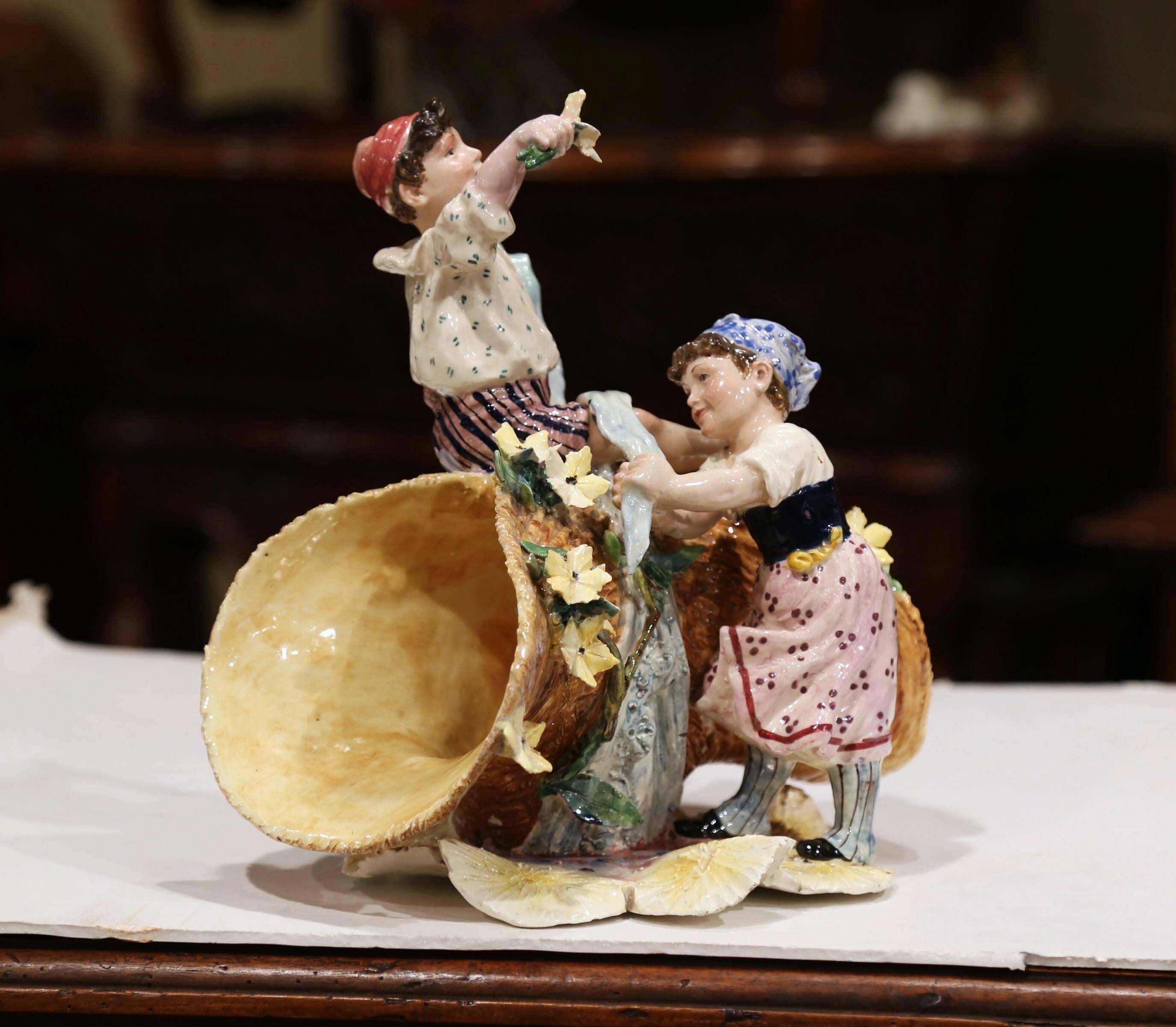 Französische Barbotine-Vase aus bemaltem Porzellan mit Kinderfiguren, frühes 20. Jahrhundert (Majolika) im Angebot