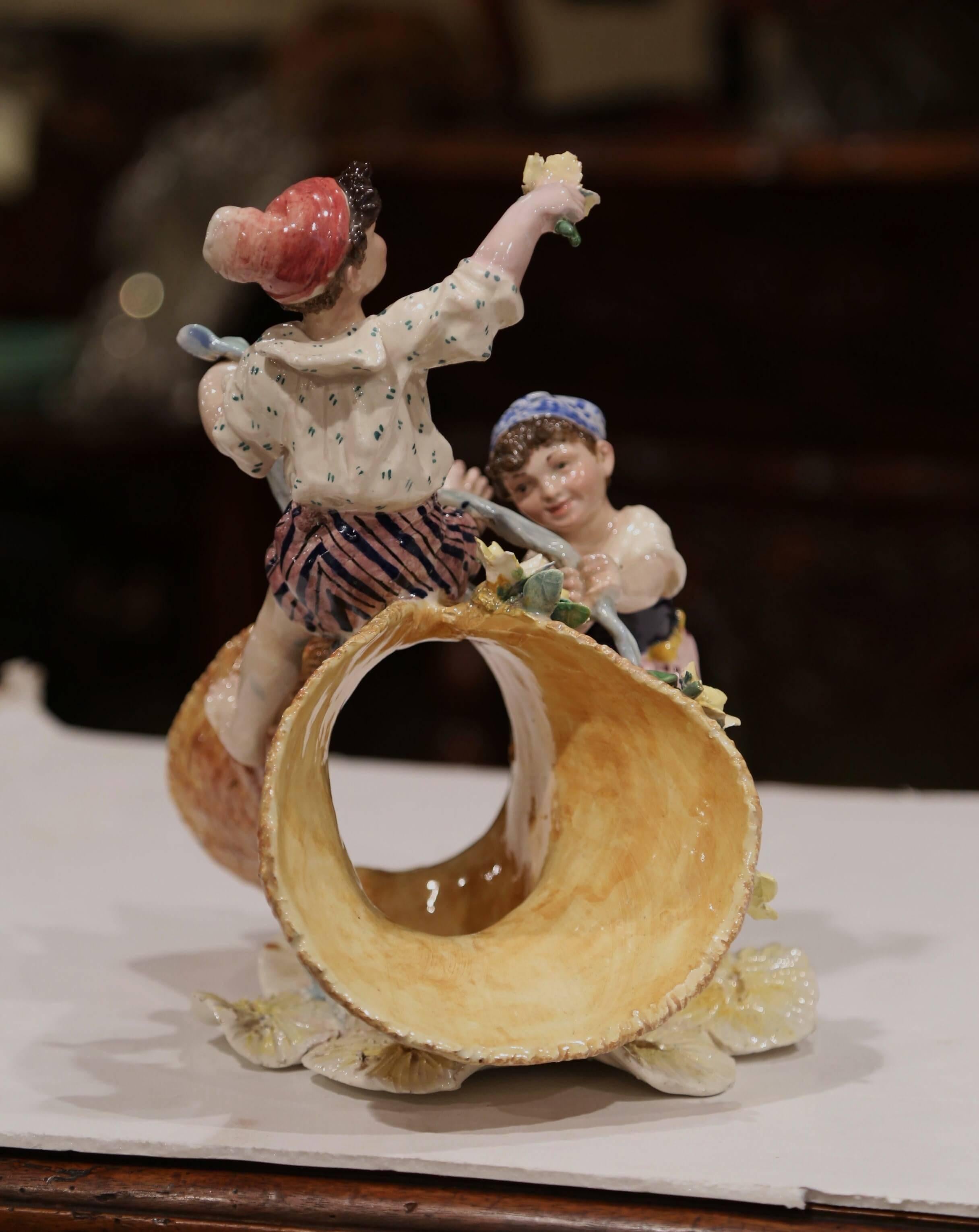Majolica Vaso Barbotine in porcellana dipinta dei primi del Novecento francese con figure di bambini in vendita