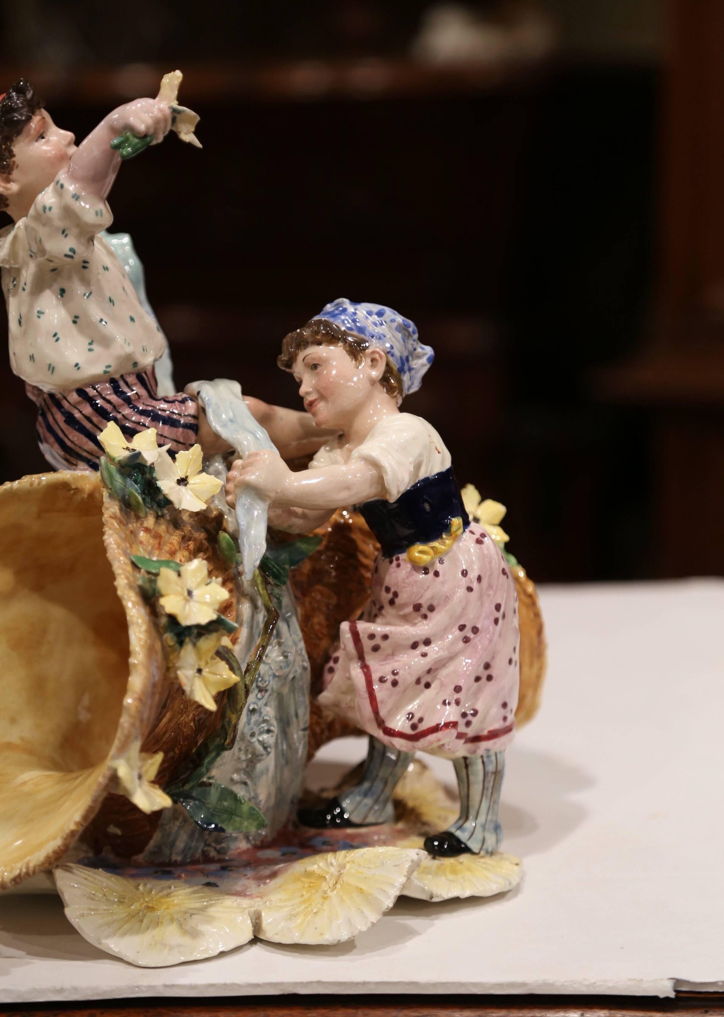 Französische Barbotine-Vase aus bemaltem Porzellan mit Kinderfiguren, frühes 20. Jahrhundert im Angebot 2