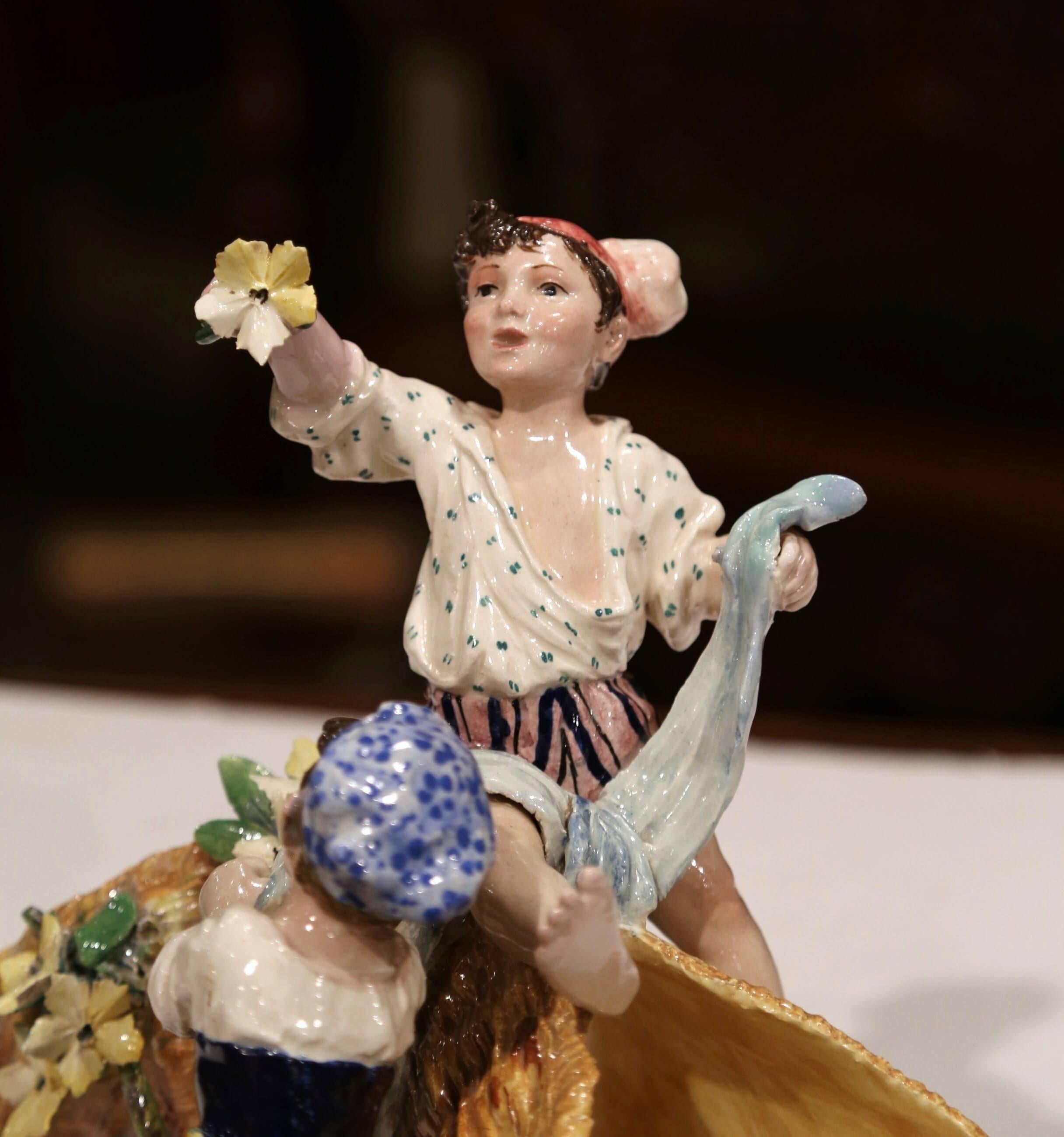 Französische Barbotine-Vase aus bemaltem Porzellan mit Kinderfiguren, frühes 20. Jahrhundert im Angebot 3