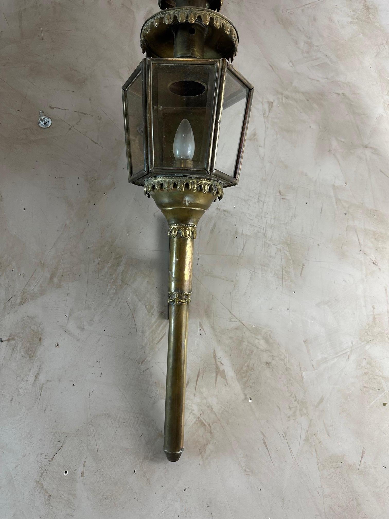 Early 20th century French Pair of Brass and Glass Coach Lanterns In Good Condition In LEGNY, FR