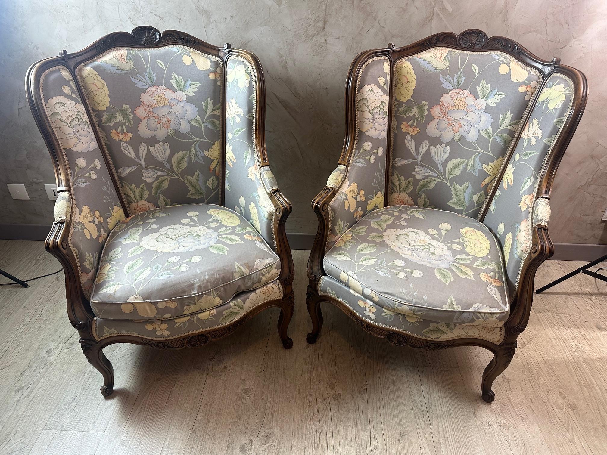 Schönes Paar Bergsessel im Stil Louis XV, bezogen mit einem schönen Blumenstoff. Die Sitzkissen sind abnehmbar. Geflochtene Oberfläche. Der Stoff weist einige Flecken auf, ist aber insgesamt in einem guten Zustand. Wenn Sie sie jedoch neu polstern