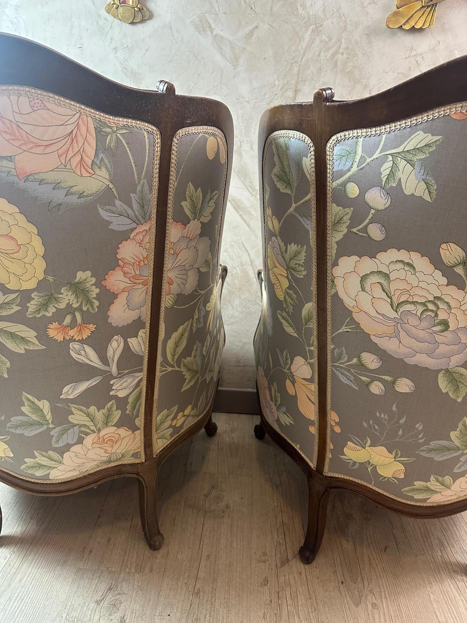 Paar französische Bergere-Sessel im Stil Louis XV. des frühen 20. Jahrhunderts, 1920er Jahre (Stoff) im Angebot