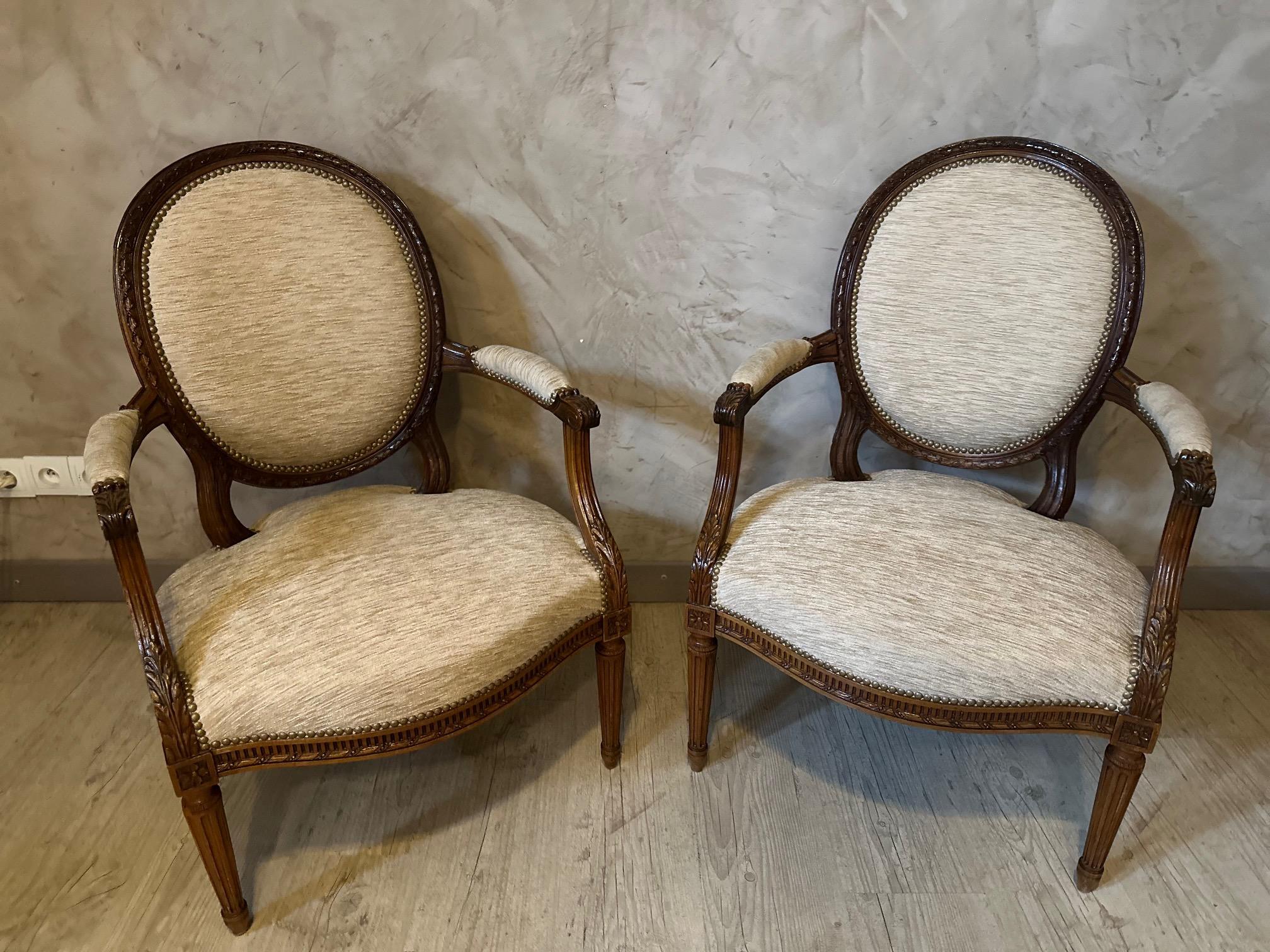 Beautiful pair of Louis XVI style armchairs in very good condition dating from the beginning of the 20th century.
Pretty mottled beige fabric with a bronze stud finish.
Beautiful quality and very comfortable.