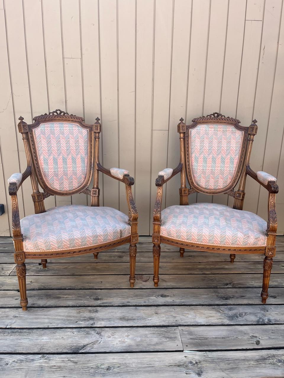 Regálate este impresionante par de sillones bergère antiguos de estilo Luis XVI, que combinan la elegancia intemporal de la madera tallada con una colorida tapicería. Estas piezas aportarán encanto y sofisticación a tu interior, perfectas para