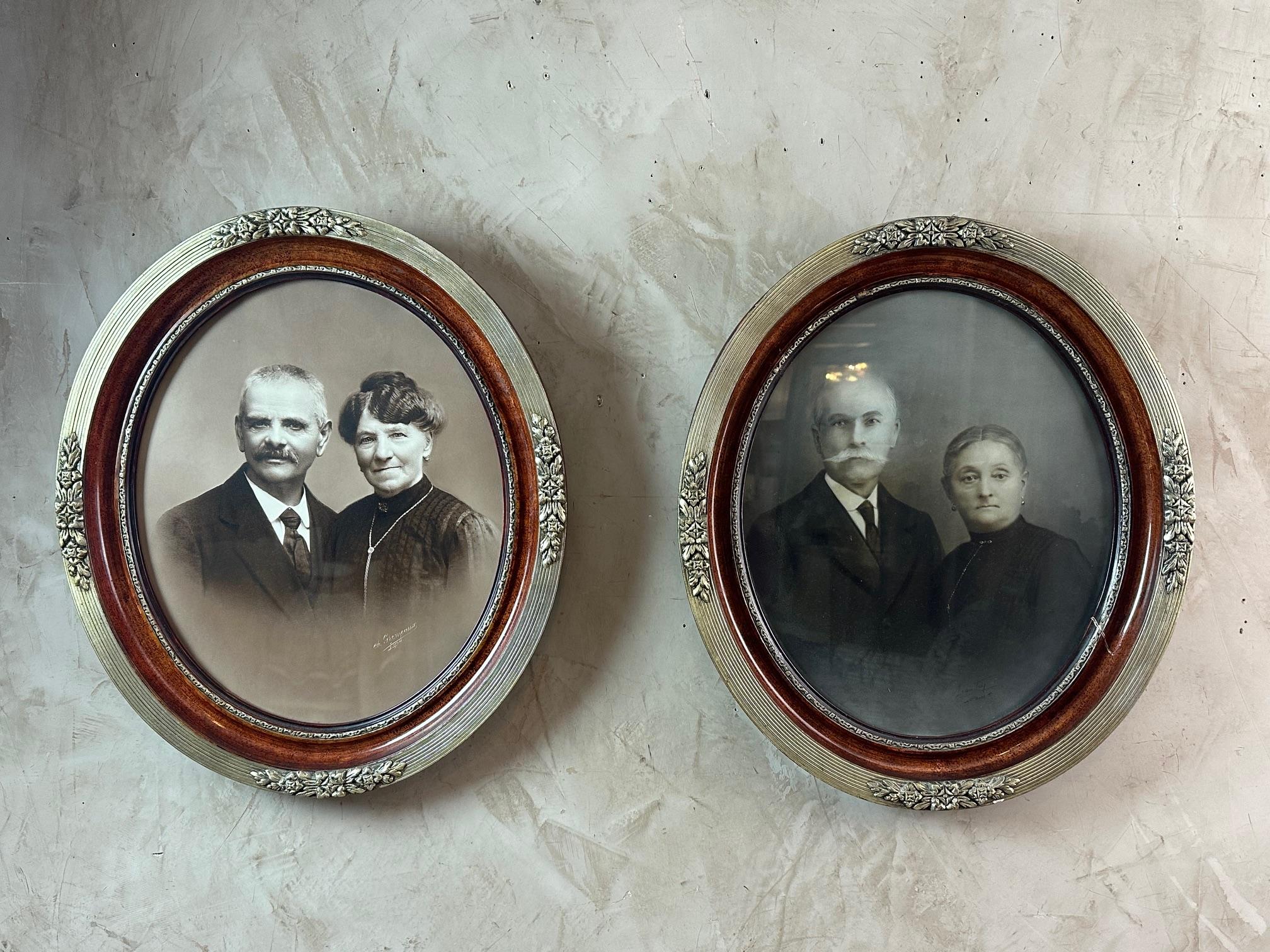 Very nice pair of photographs framed in beautiful oval frames. 
Date from the beginning of the 20th century. Photographs of two couples placed under glass. Some small damage on the frames due to their age but good general condition. Signature of the