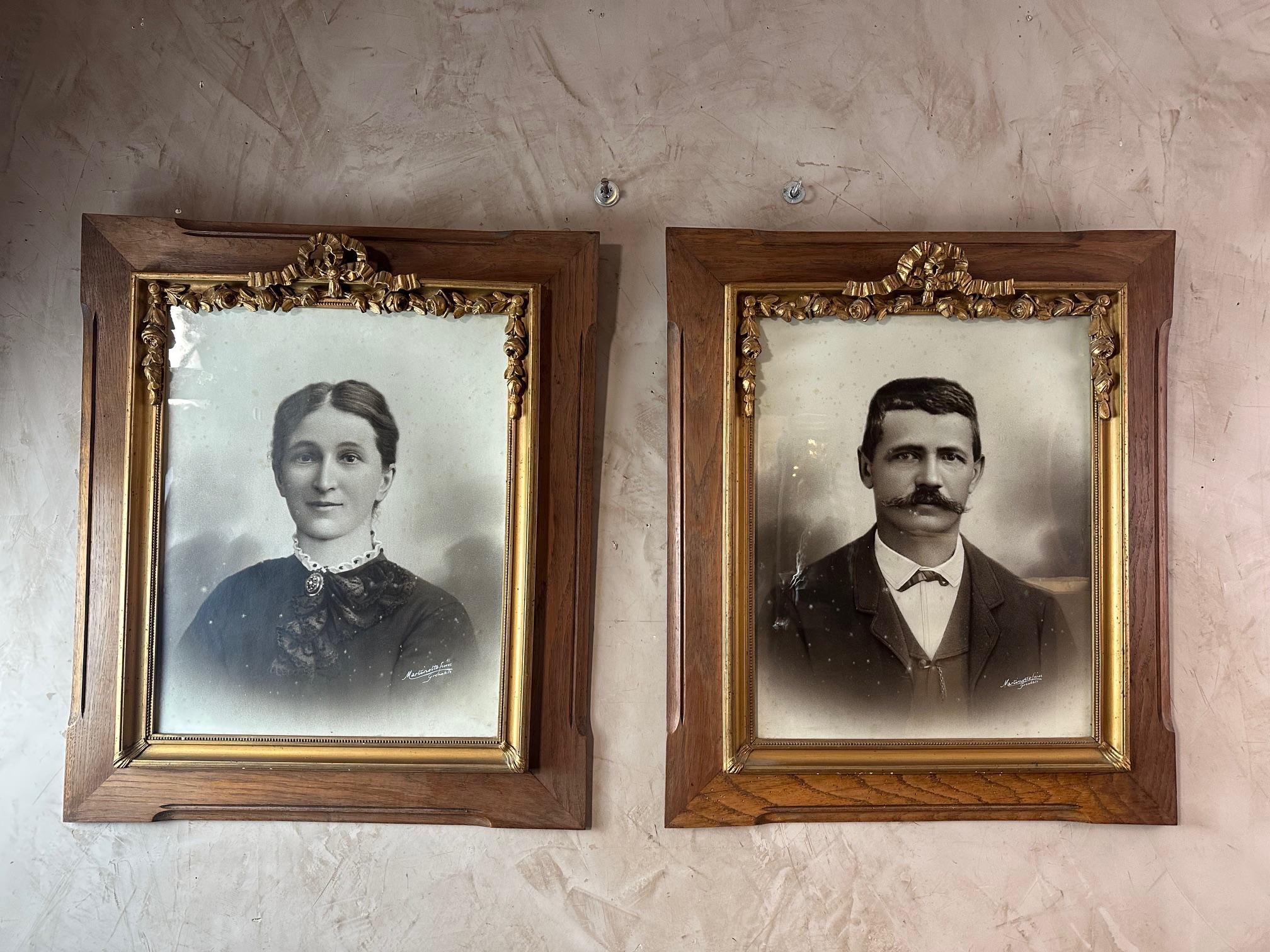 Sehr schönes Paar von fotografierten Porträts einer Frau und eines Mannes aus dem Jahr 1900. Sehr gut gerahmt.
Signatur des Fotografen 