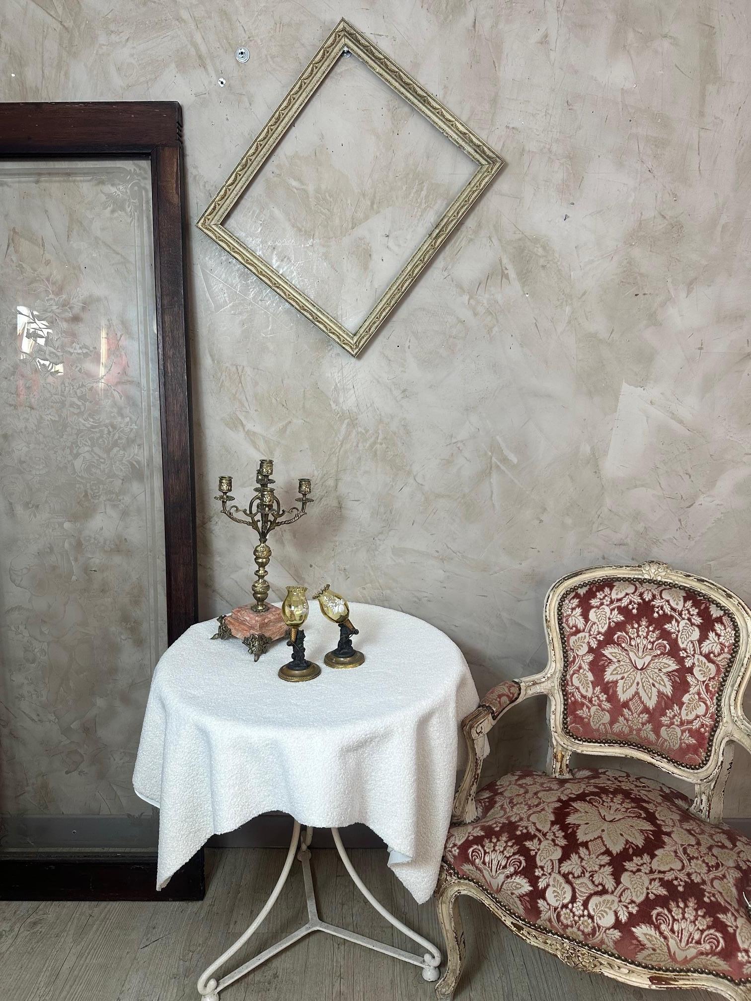 Affascinante coppia di piccoli vasi a bocciolo risalenti all'inizio del XX secolo, intorno al 1900.

Le basi sono fuse in spelta patinata e ciascuna raffigura un cane e un gatto che tengono un piccolo supporto a forma di Horn per il tubo di vetro.
I