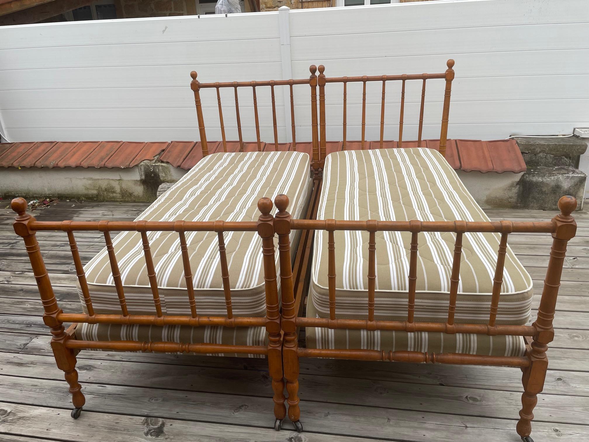 Coppia di letti gemelli in legno di pino risalenti agli anni '20, imitazione dello stile bambù.

Le linee sono eleganti, semplici e calde, con una bella patina color miele molto decorativa.
Ogni letto viene venduto con la sua base e il suo