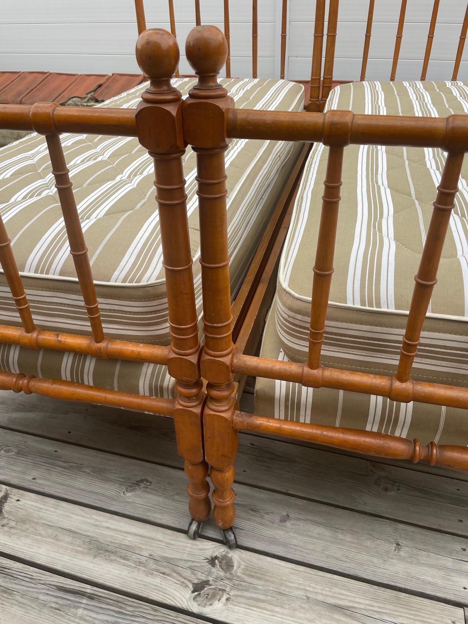 Francese Coppia di letti gemelli in bambù imitati in legno, anni '20, Francia, inizio XX secolo in vendita