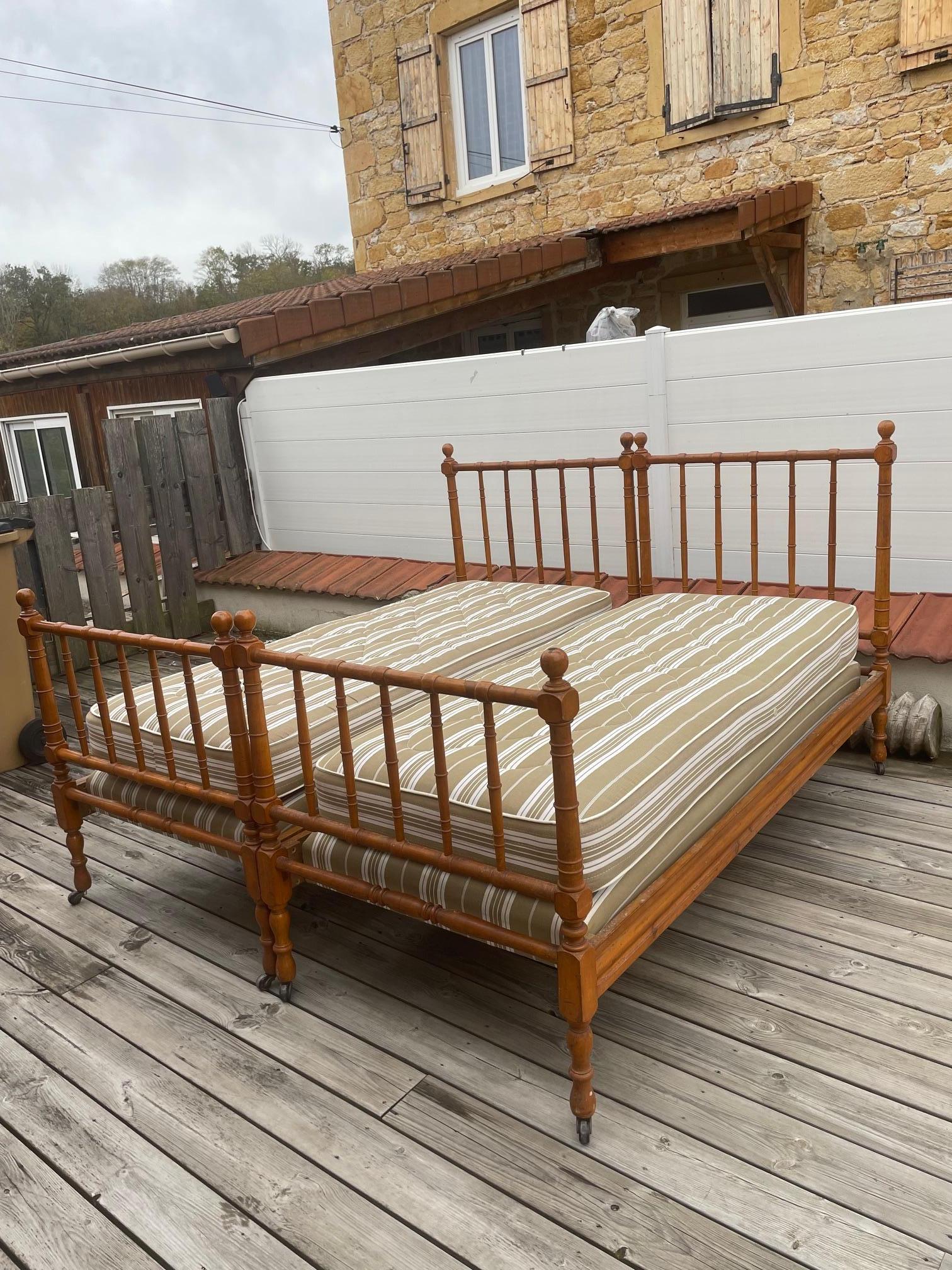 Coppia di letti gemelli in bambù imitati in legno, anni '20, Francia, inizio XX secolo In condizioni buone in vendita a LEGNY, FR