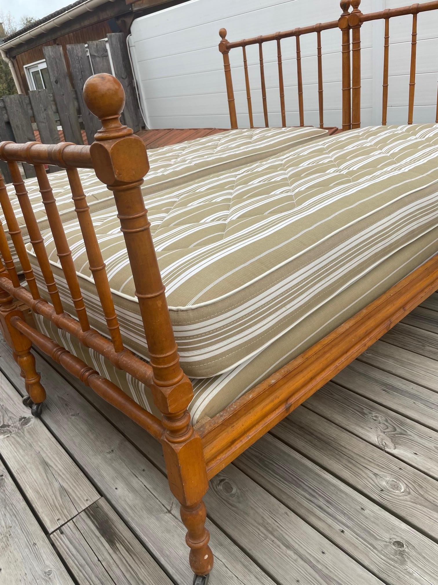 Inizio XX secolo Coppia di letti gemelli in bambù imitati in legno, anni '20, Francia, inizio XX secolo in vendita