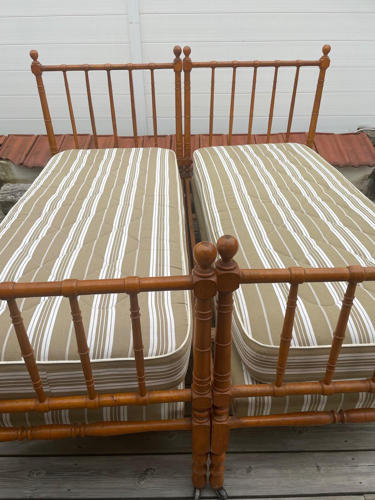 Pino Coppia di letti gemelli in bambù imitati in legno, anni '20, Francia, inizio XX secolo in vendita