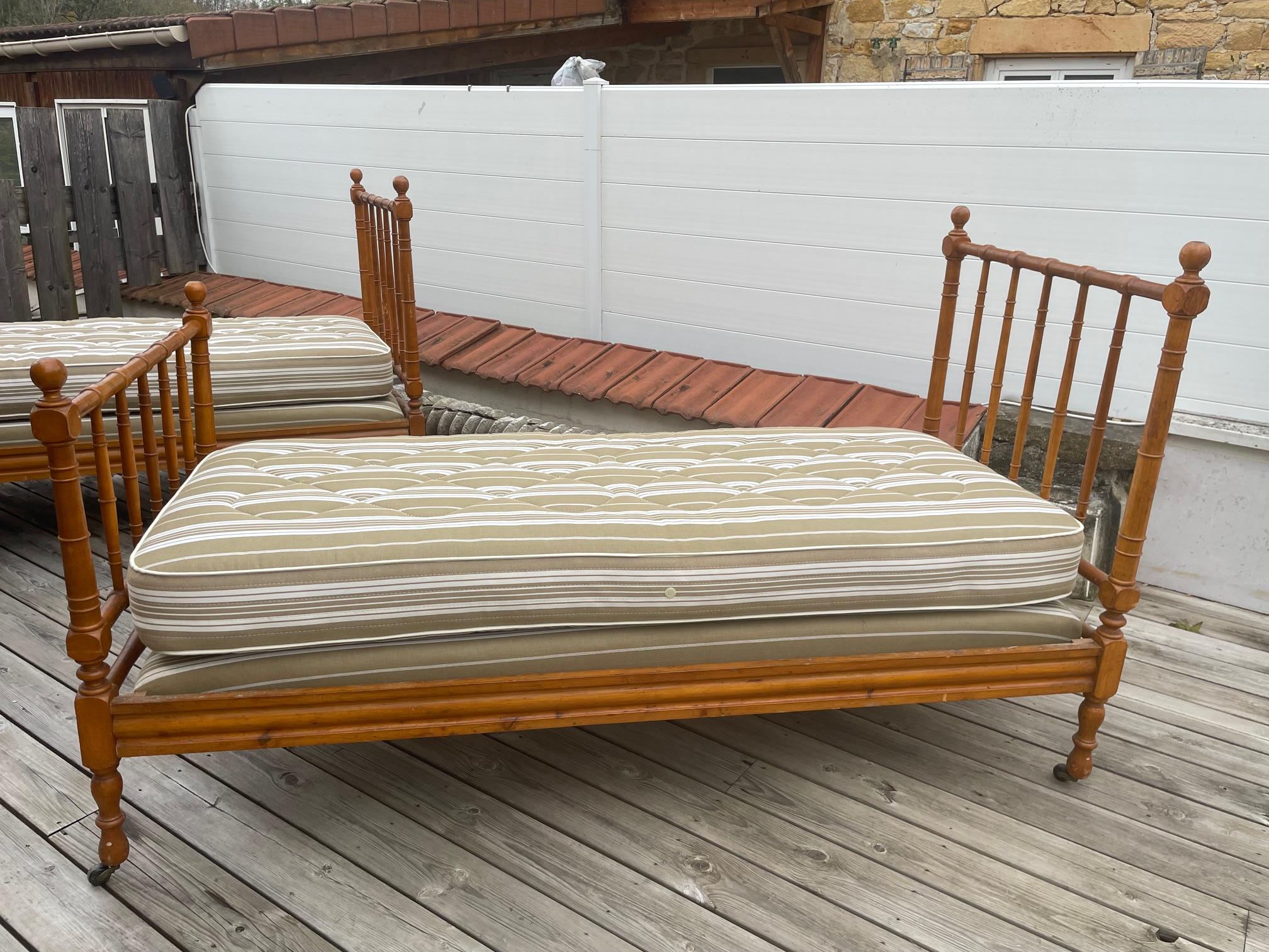 Coppia di letti gemelli in bambù imitati in legno, anni '20, Francia, inizio XX secolo in vendita 1