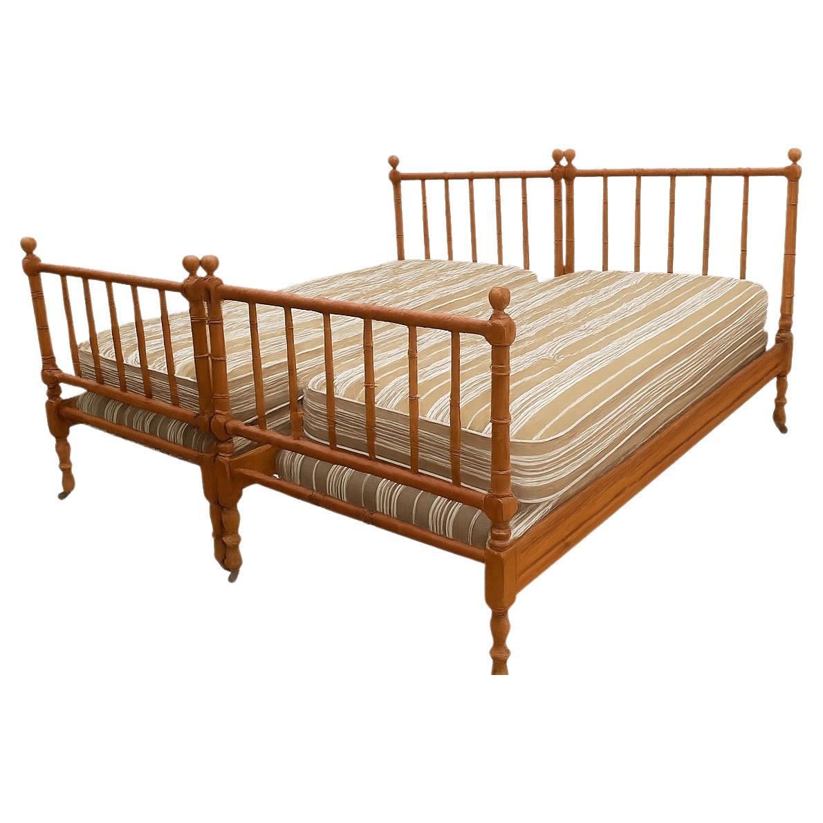 Paire de lits jumeaux en bambou imitation bois, début du 20e siècle, France, années 1920