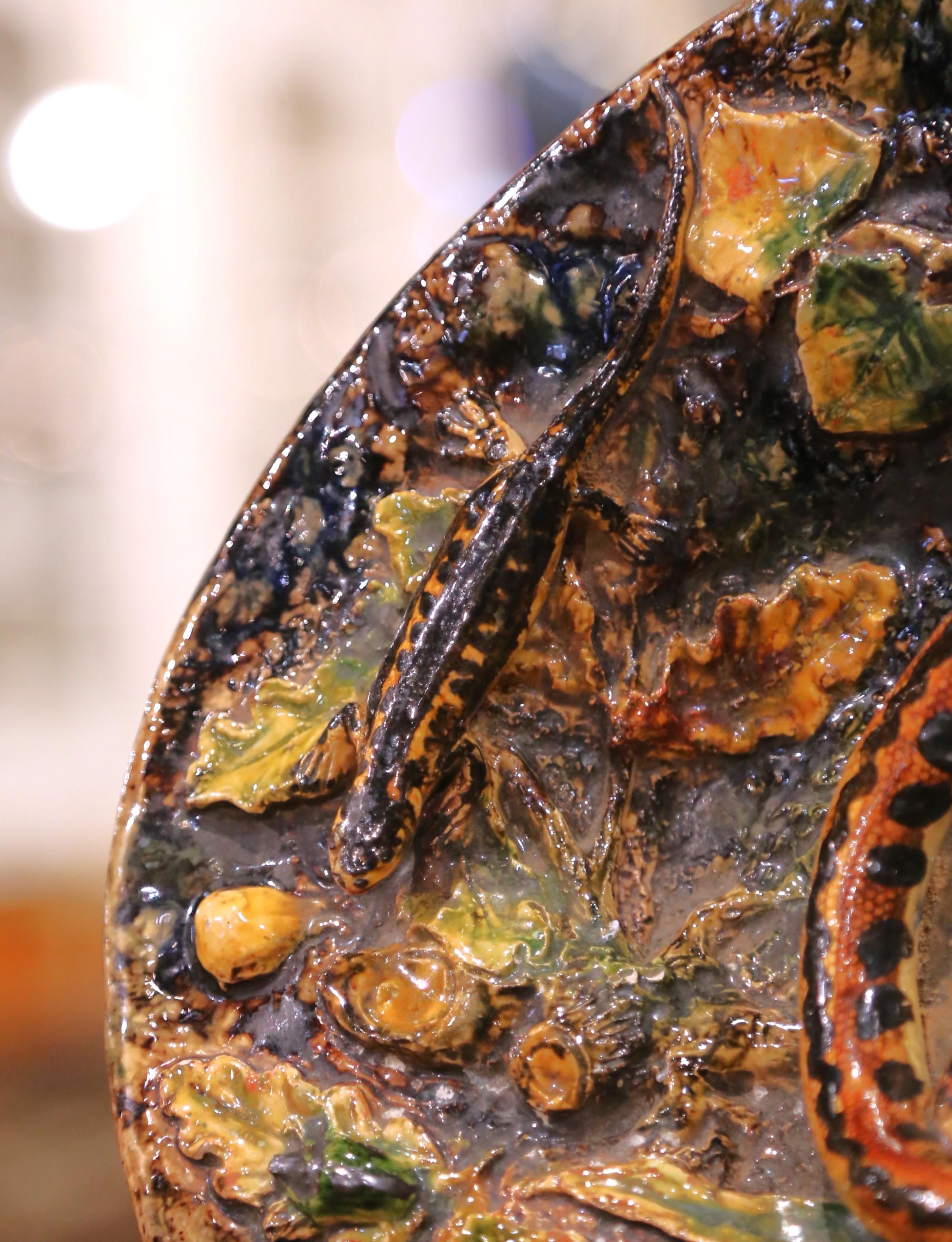 Piatto in maiolica francese Palissy dei primi del Novecento con serpente, rana e conchiglie in vendita 1