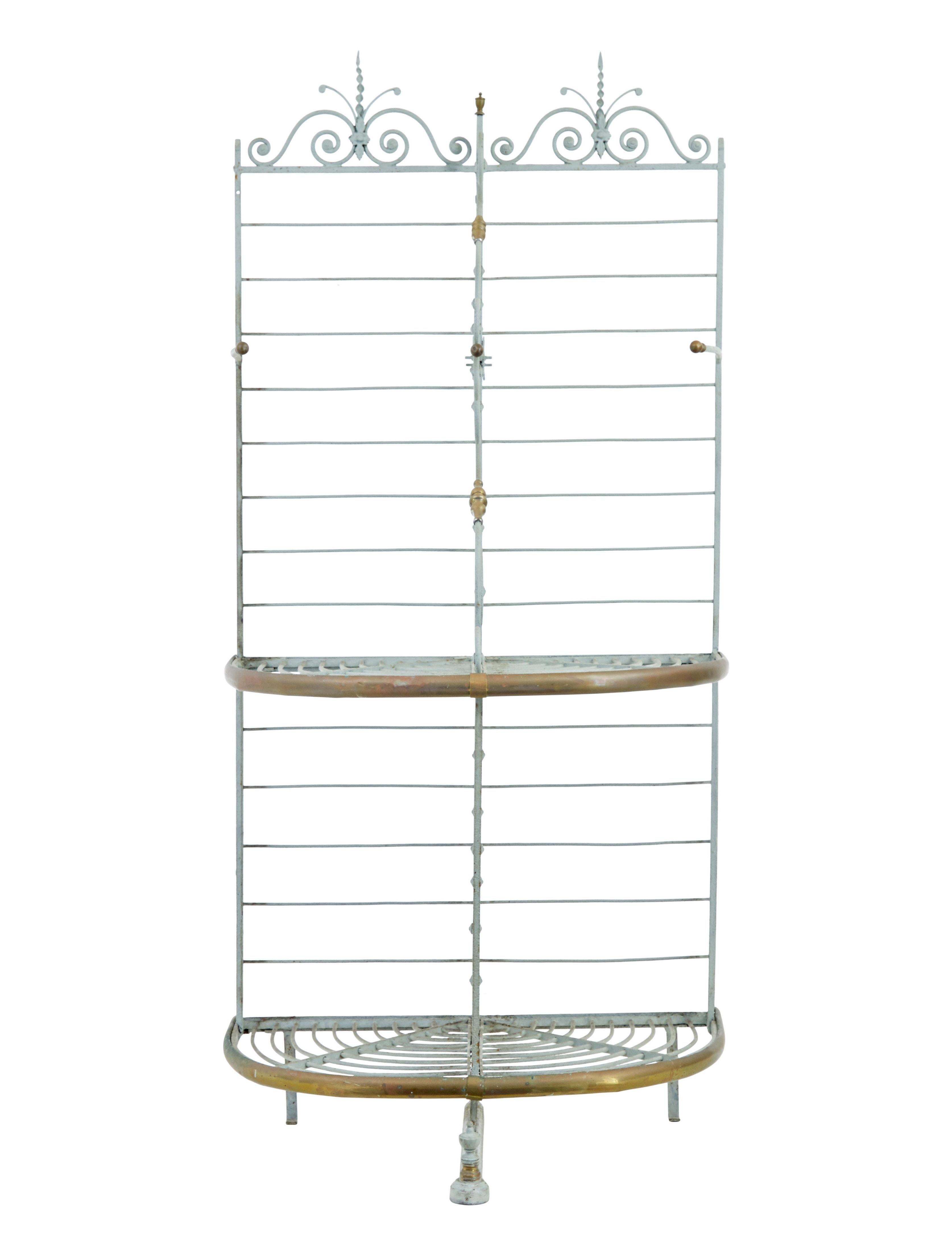 Portapane francese Parisienne dei primi del Novecento, circa 1900.

Realizzato in ferro con vari dettagli come torsioni e code di scimmia. Decorato con torniture e terminali in ottone. Timbro del fabbricante di Parigi sulla base. Vernice