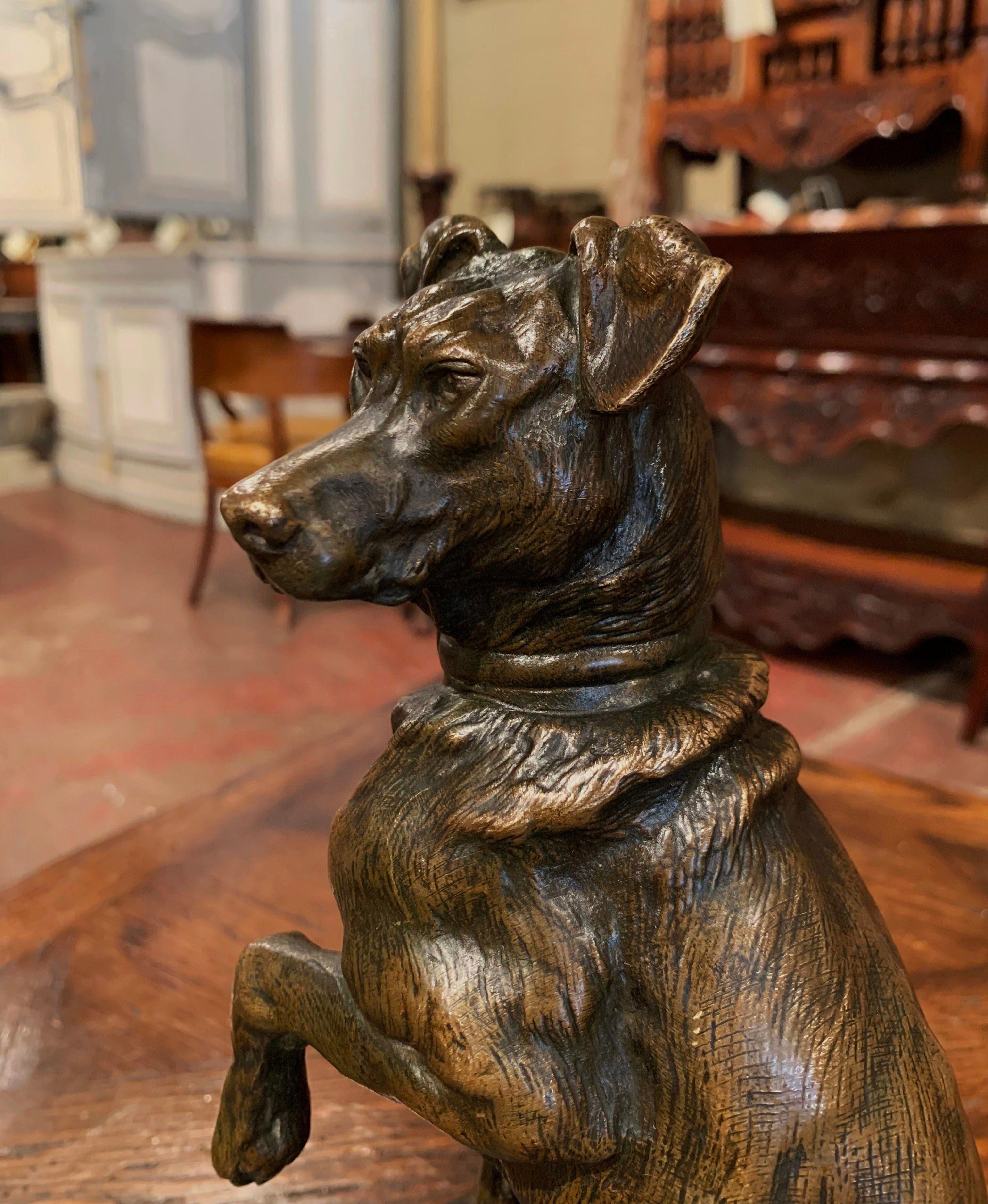 Sculpture française du début du 20e siècle en bronze patiné représentant un chien de chasse signée T. Cartier 3