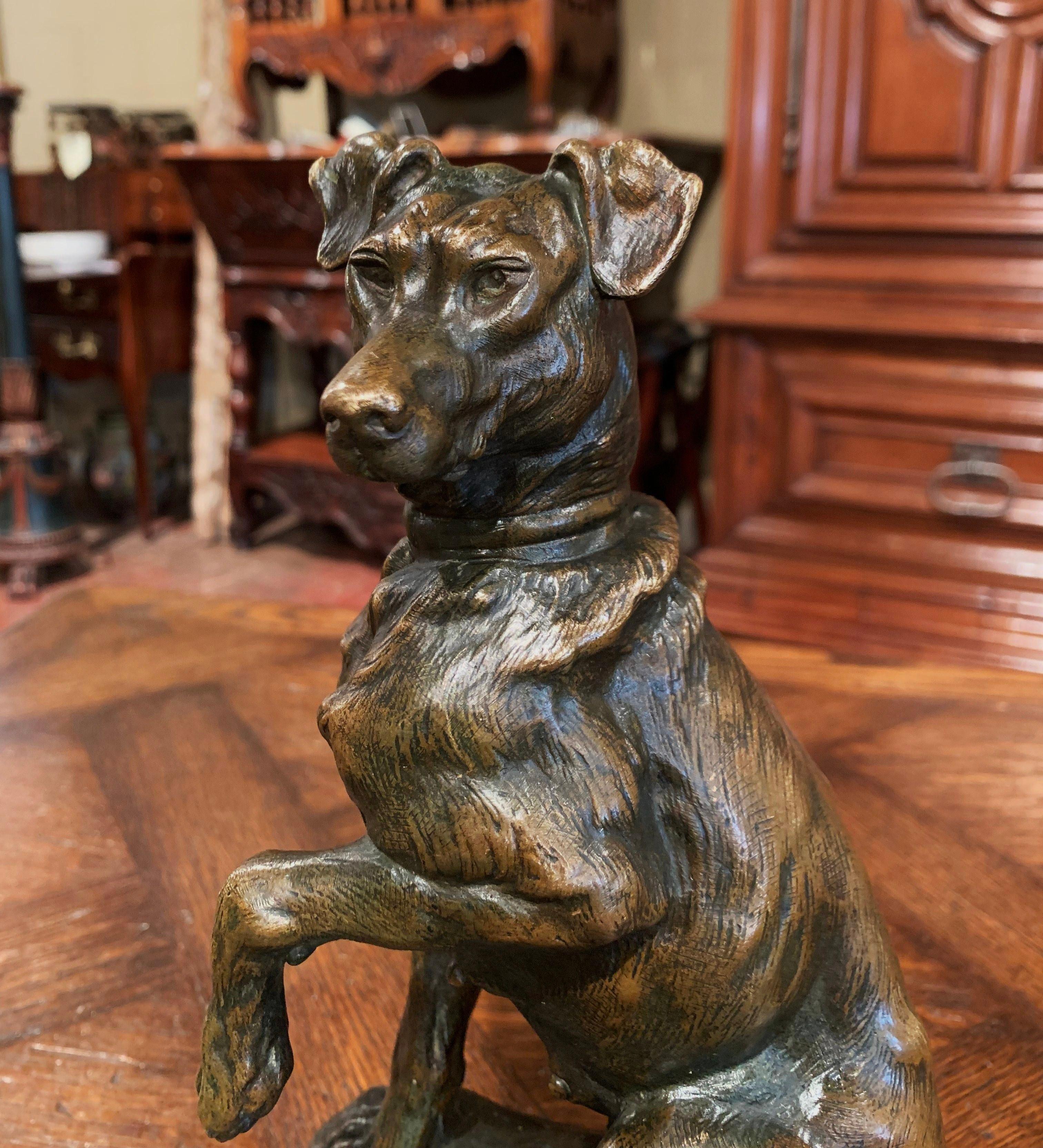 Français Sculpture française du début du 20e siècle en bronze patiné représentant un chien de chasse signée T. Cartier