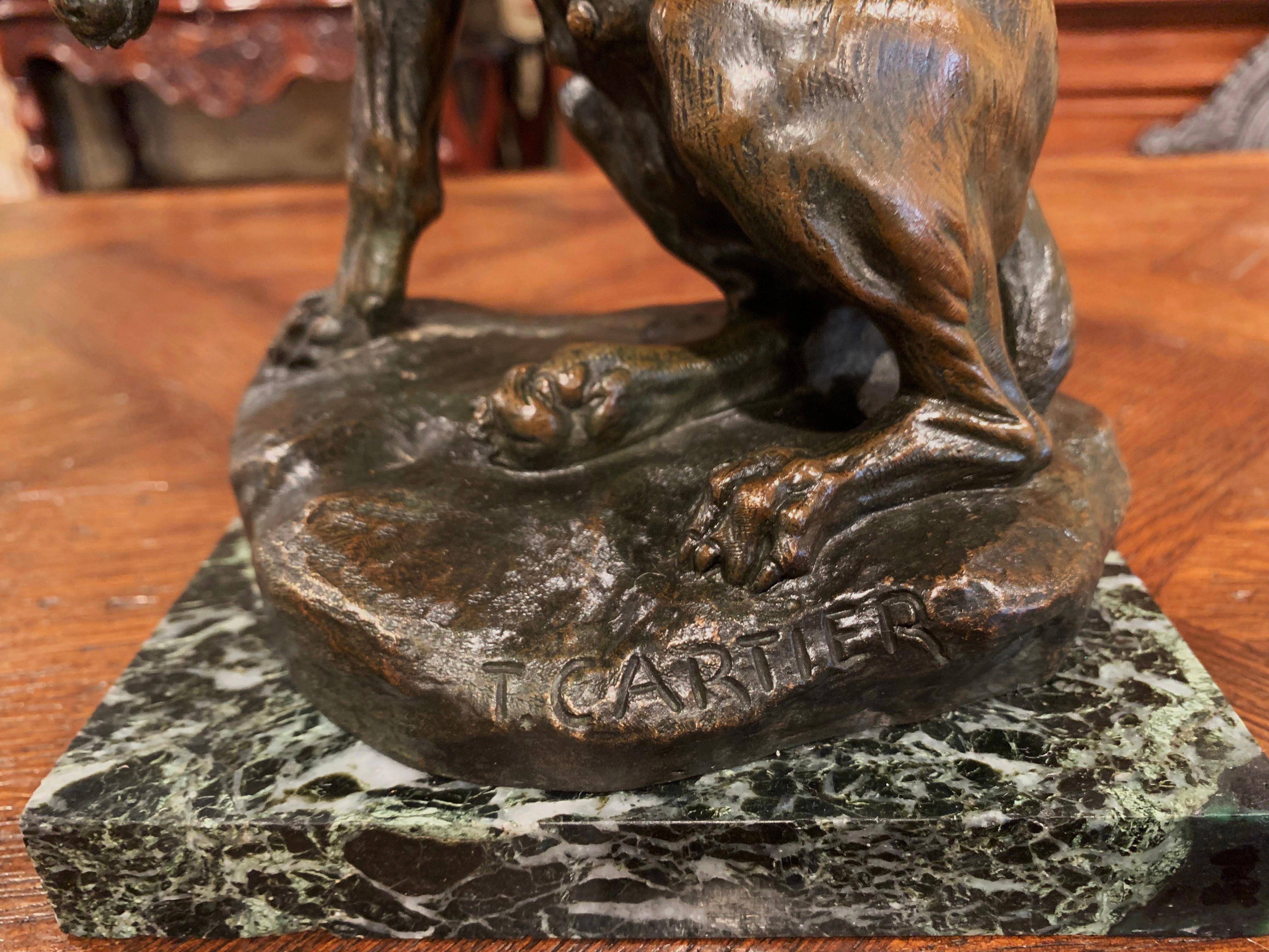 Fait main Sculpture française du début du 20e siècle en bronze patiné représentant un chien de chasse signée T. Cartier