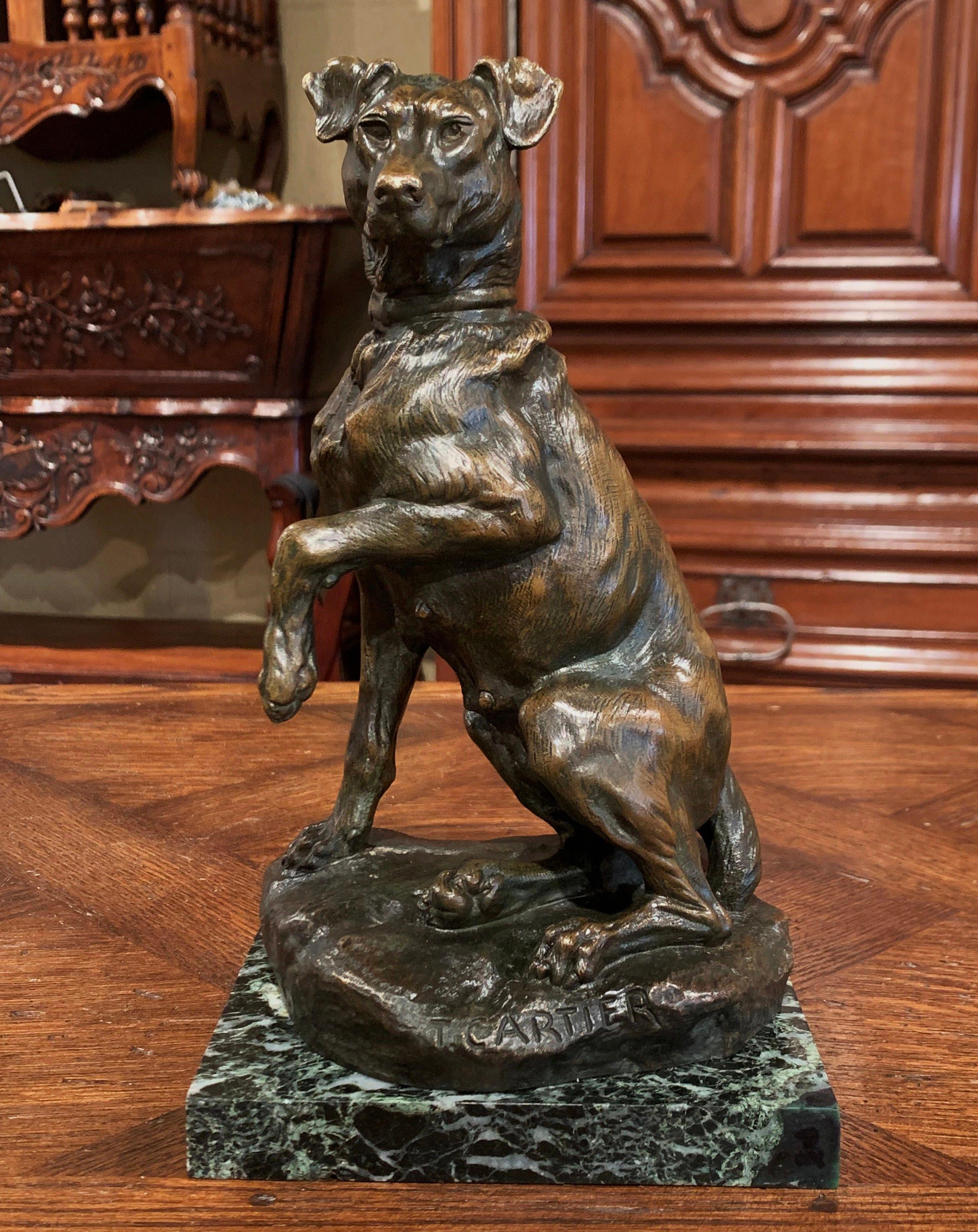 Sculpture française du début du 20e siècle en bronze patiné représentant un chien de chasse signée T. Cartier Excellent état à Dallas, TX
