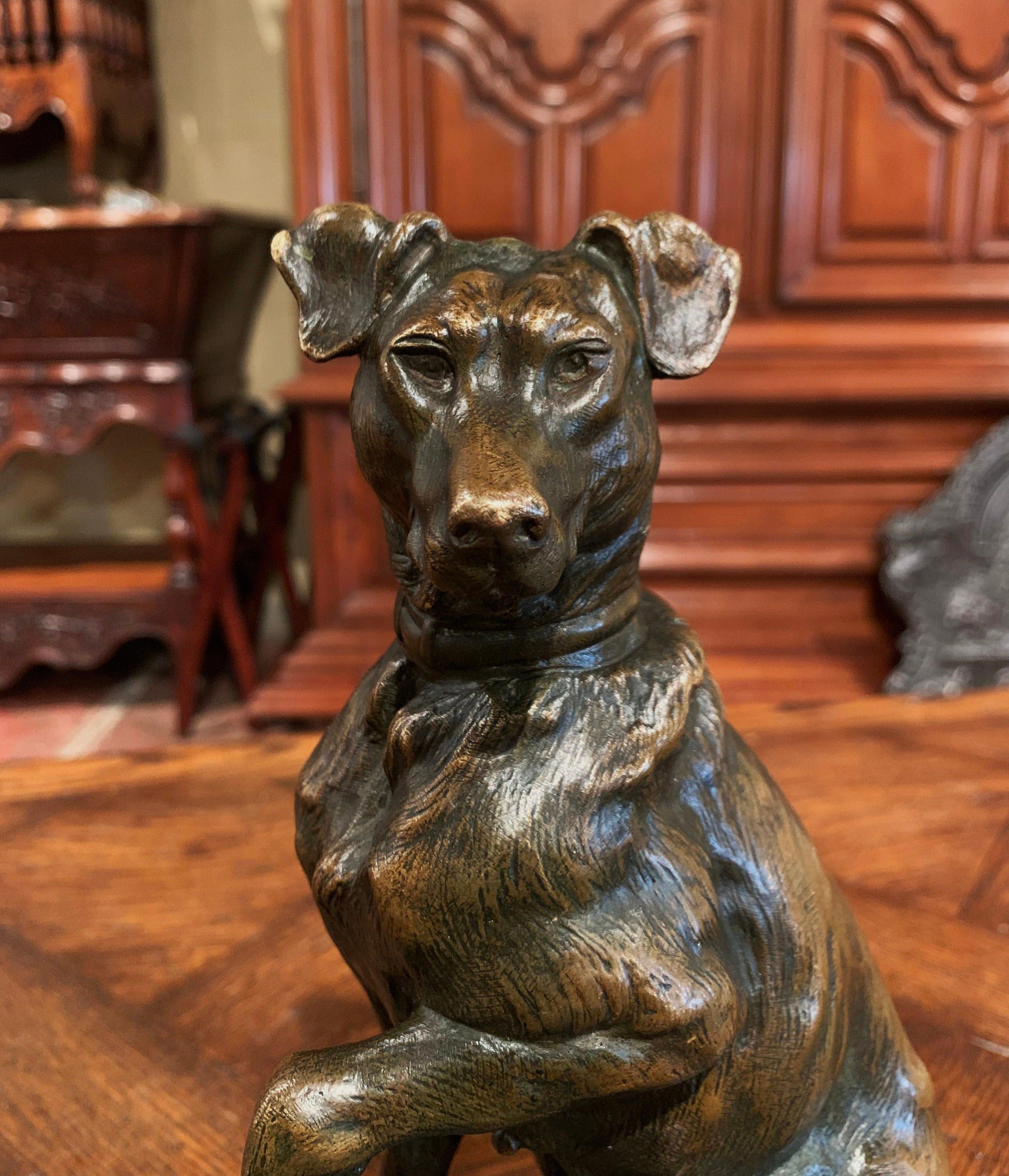 20ième siècle Sculpture française du début du 20e siècle en bronze patiné représentant un chien de chasse signée T. Cartier