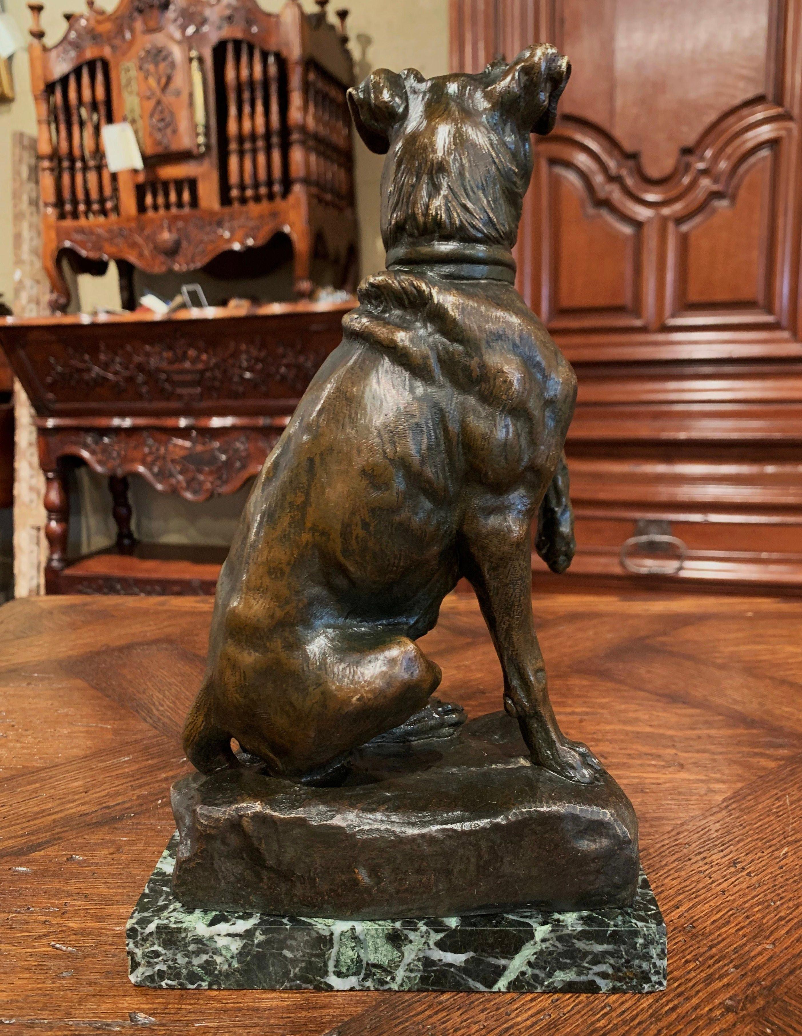 Sculpture française du début du 20e siècle en bronze patiné représentant un chien de chasse signée T. Cartier 1