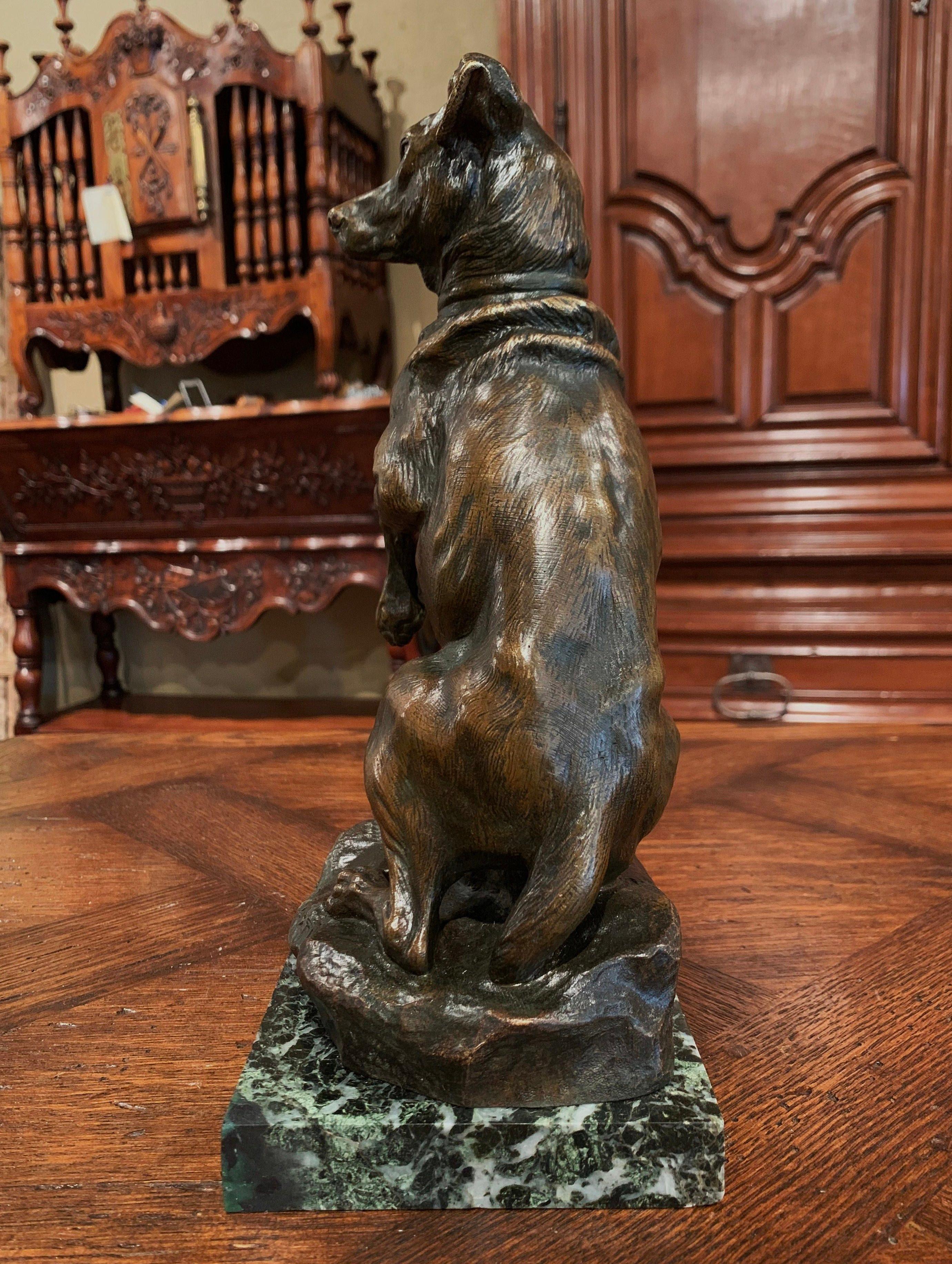 Sculpture française du début du 20e siècle en bronze patiné représentant un chien de chasse signée T. Cartier 2