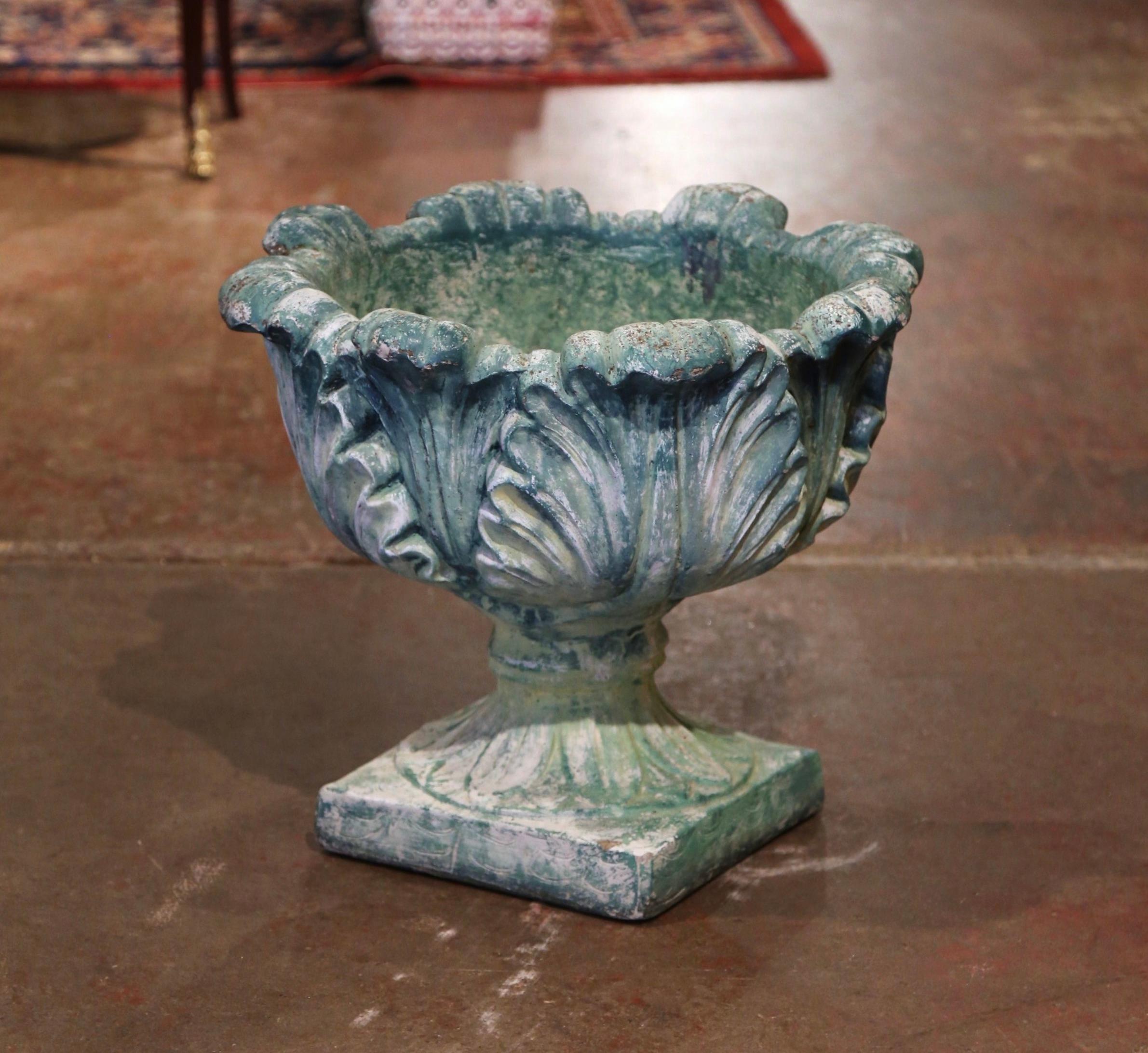 Early 20th Century French Patinated Concrete Acanthus Garden Flower Planter In Excellent Condition In Dallas, TX
