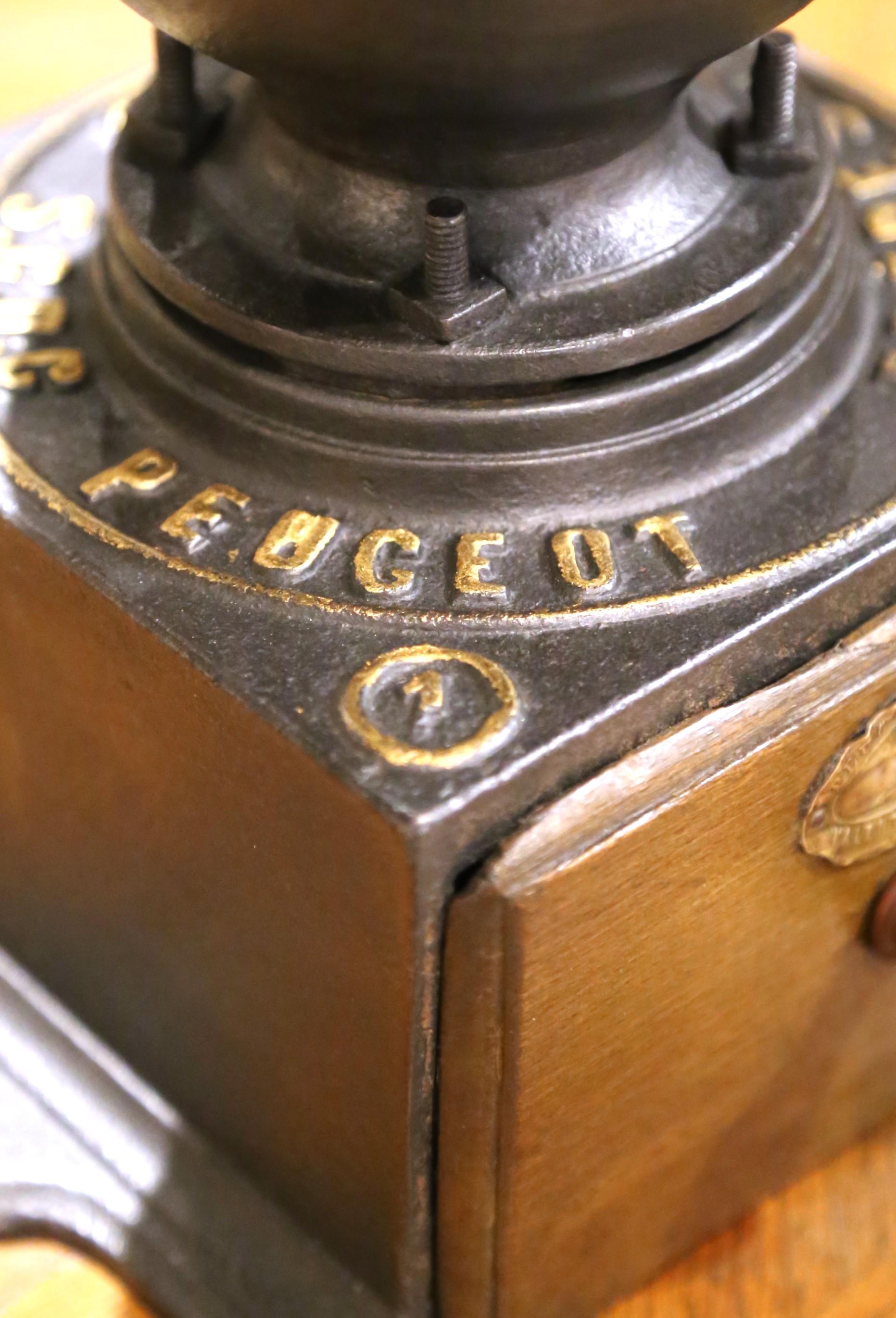 Molinillo de café francés de hierro fundido Peugeot Frères de principios del siglo XX, Model No. en venta 5