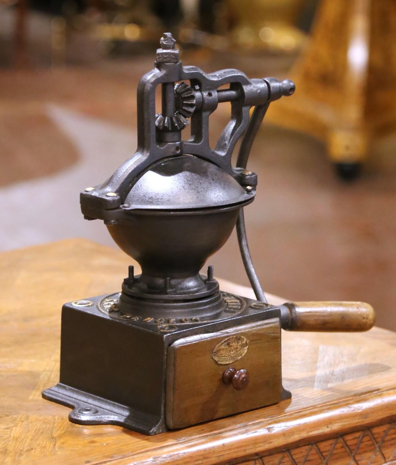 Este auténtico molinillo de café de principios del siglo XX fue fabricado en Francia por Peugeot Frères, famosa por sus excepcionales molinos de hierro fundido mucho antes de que se hicieran famosos por los automóviles. Esta pieza, en la que se ha