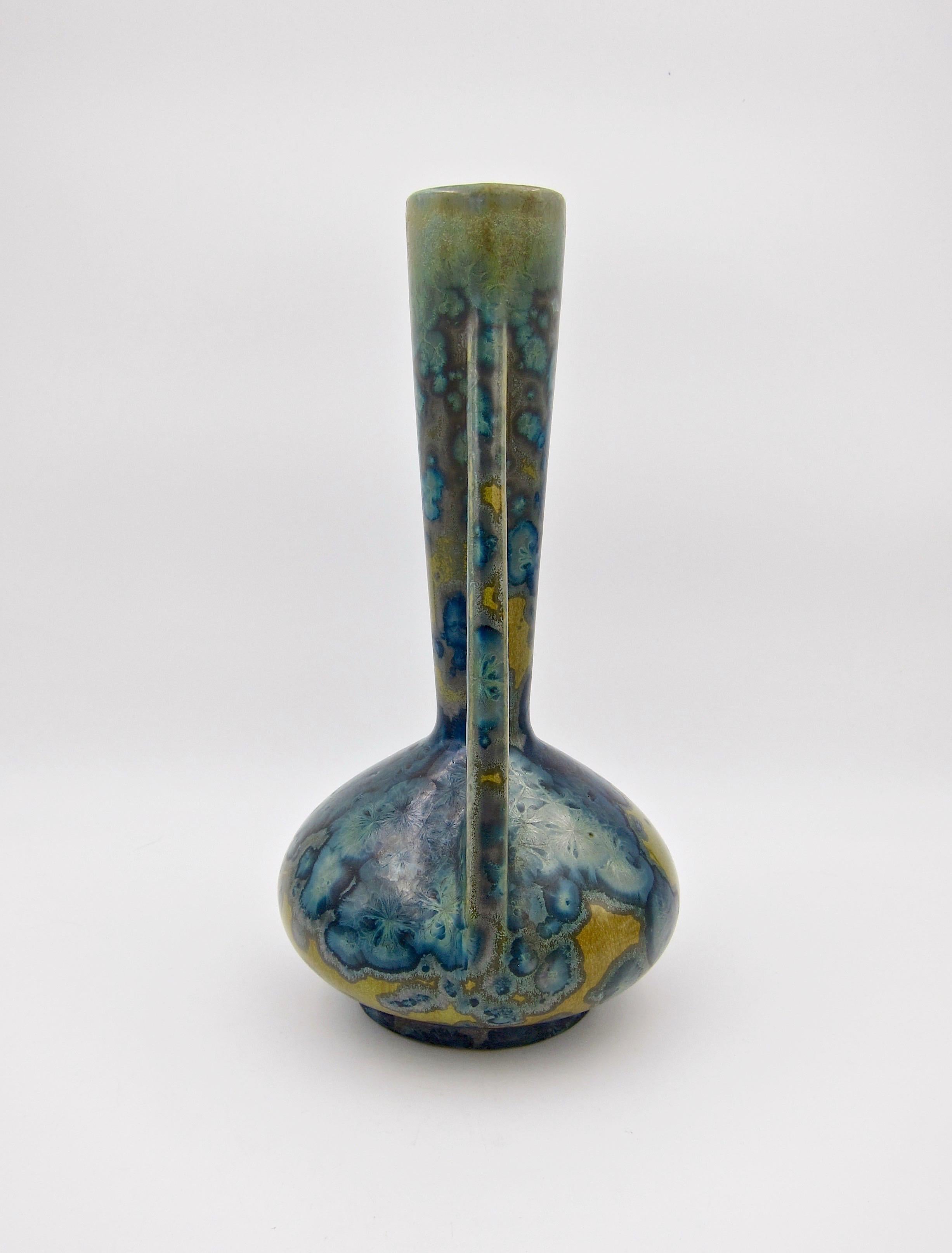 20ième siècle Vase en grès de Pierrefonds du début du 20e siècle avec glaçure cristalline