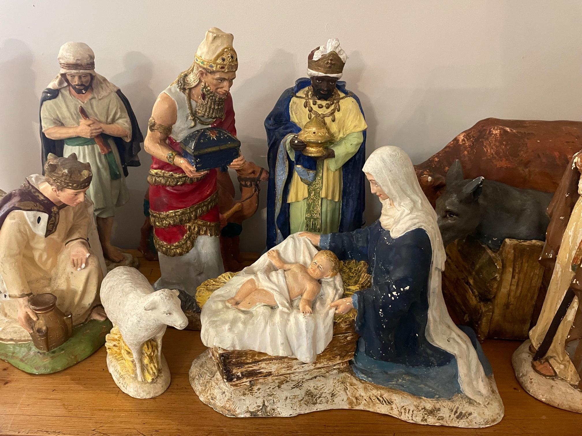 Französische Gipsfiguren mit Nativity-Szene aus dem frühen 20. Jahrhundert, signiert Marron, 1920er Jahre im Zustand „Gut“ im Angebot in LEGNY, FR
