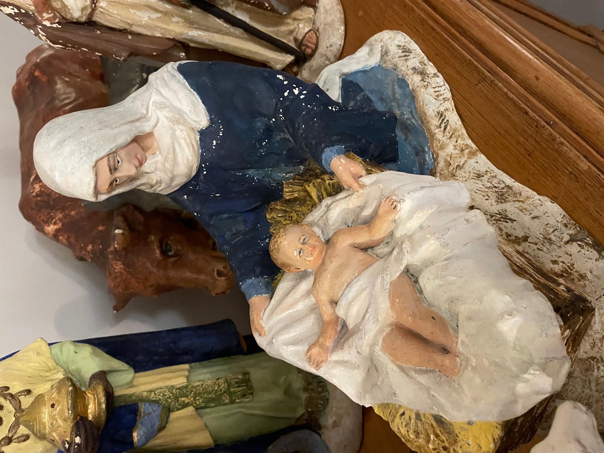 Early 20th century French Plaster Nativity Scene Figurines signed Marron, 1920s In Good Condition For Sale In LEGNY, FR