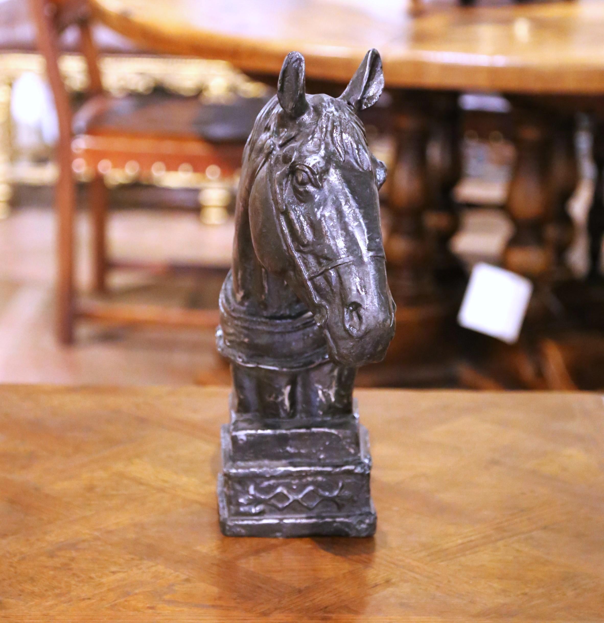 Decora uno studio o un ufficio con questa elegante scultura antica. Realizzato in Francia intorno al 1930, il pezzo decorativo raffigura una testa di cavallo finemente dettagliata che poggia su una base quadrata integrale. Lo scultore ha catturato