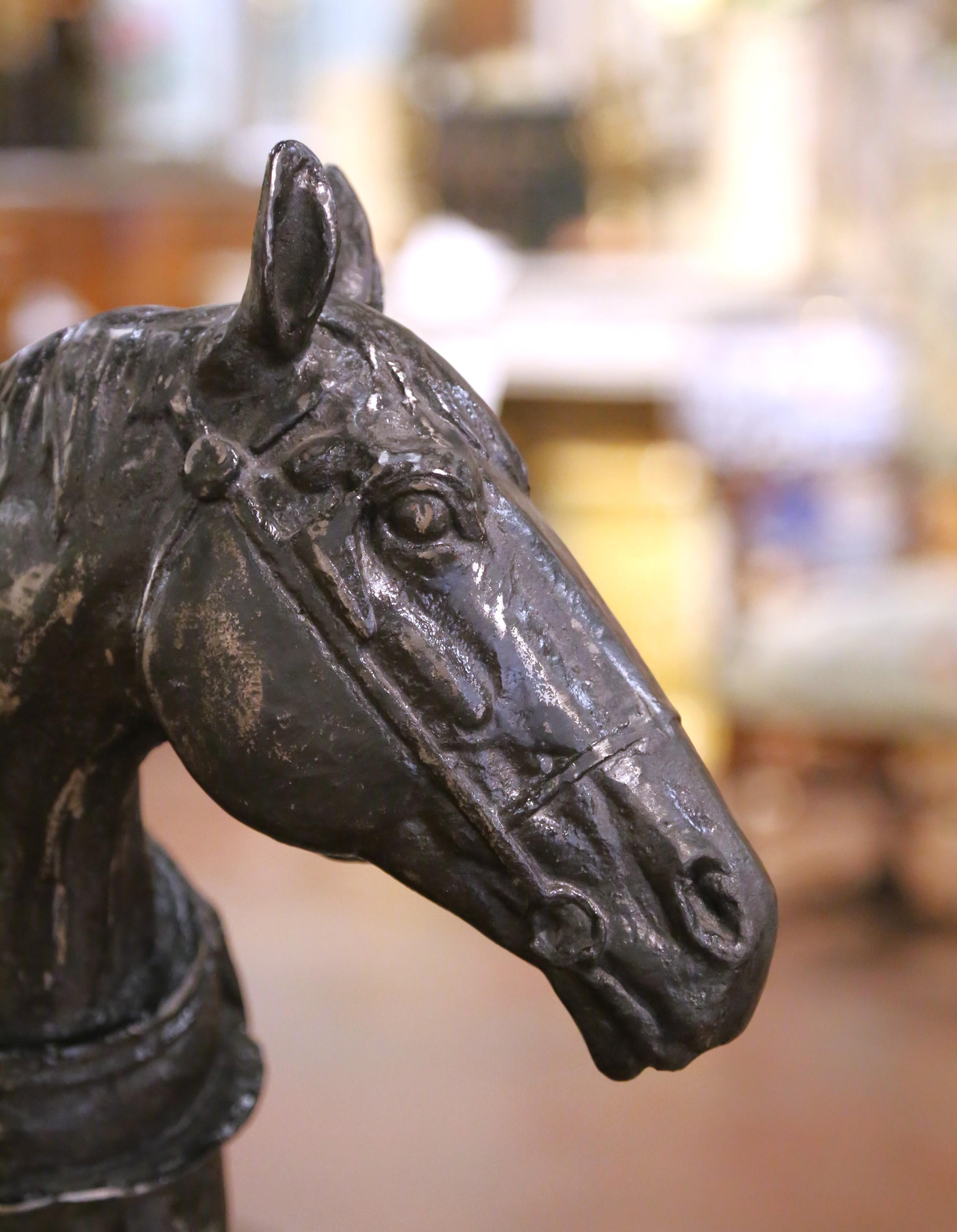 Country Scultura di testa di cavallo in ferro lucido dei primi del '900 su base integrale in vendita