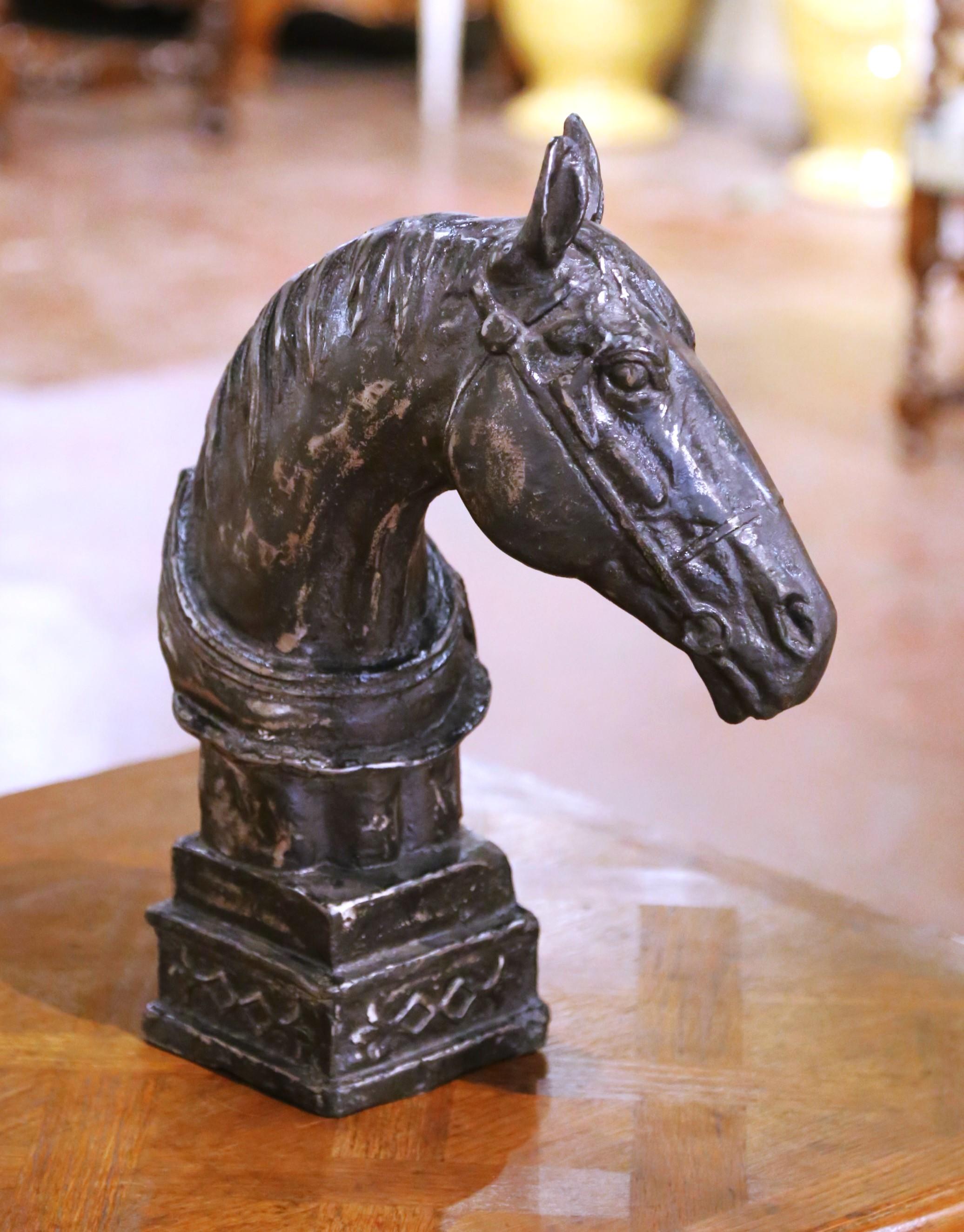 Lucidato Scultura di testa di cavallo in ferro lucido dei primi del '900 su base integrale in vendita