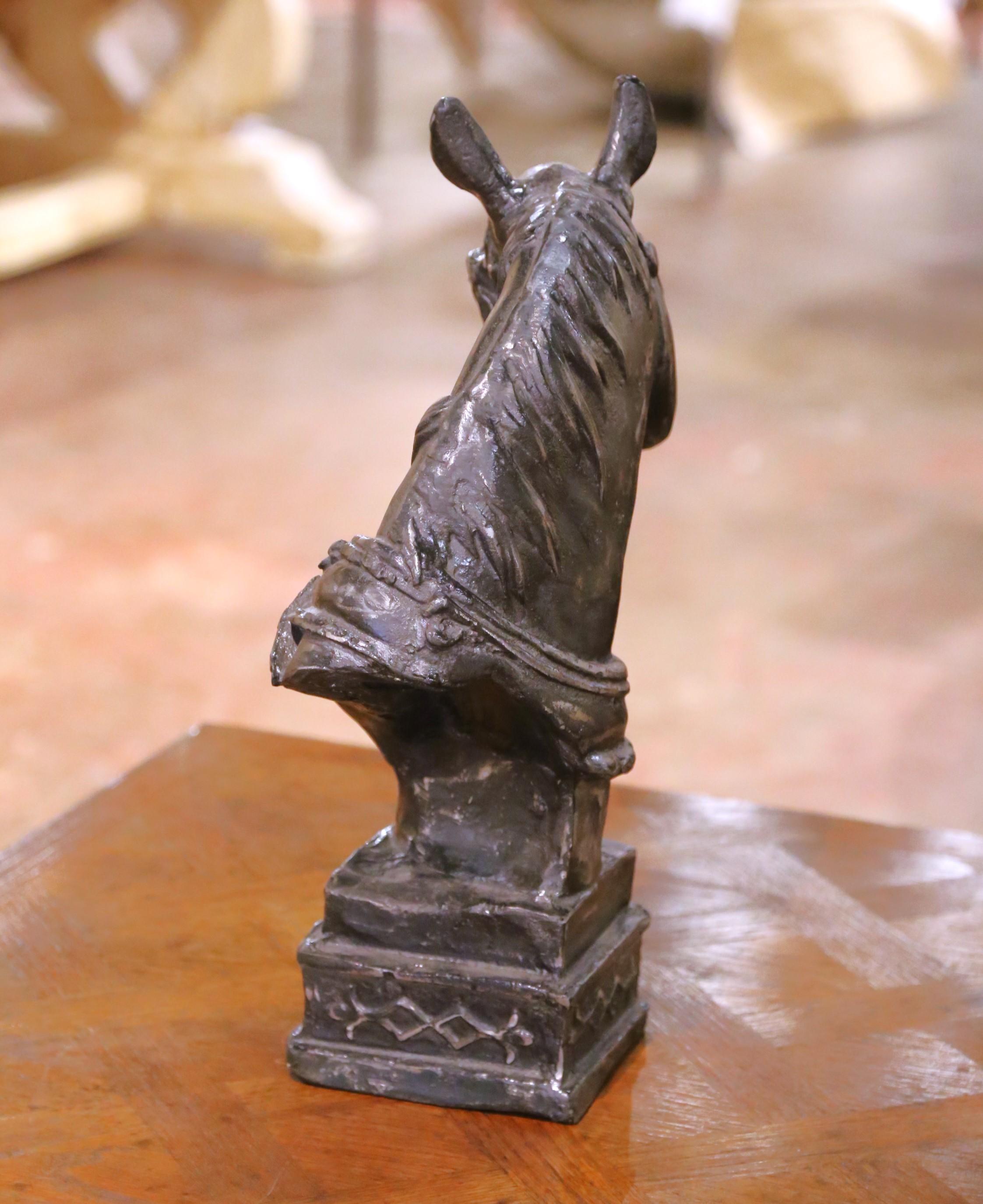 Ferro Scultura di testa di cavallo in ferro lucido dei primi del '900 su base integrale in vendita