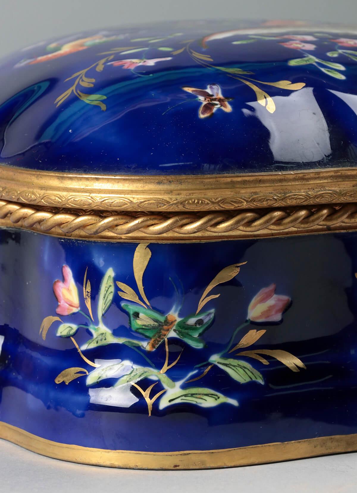 Early 20th Century French Porcelain Lidded Chocolate Box for Marquise De Sevigne 12