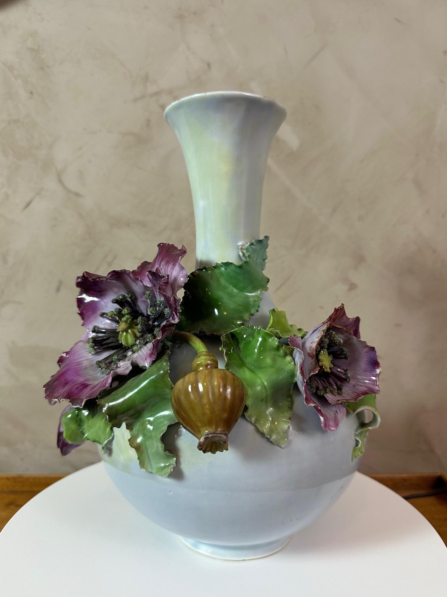 Un bellissimo e raro vaso di porcellana risalente agli inizi del XX secolo.
Notevole lavoro di fiori e foglie in porcellana a rilievo. 
Numerato 6187 sotto la base.
Alcune crepe ma buone condizioni generali.
