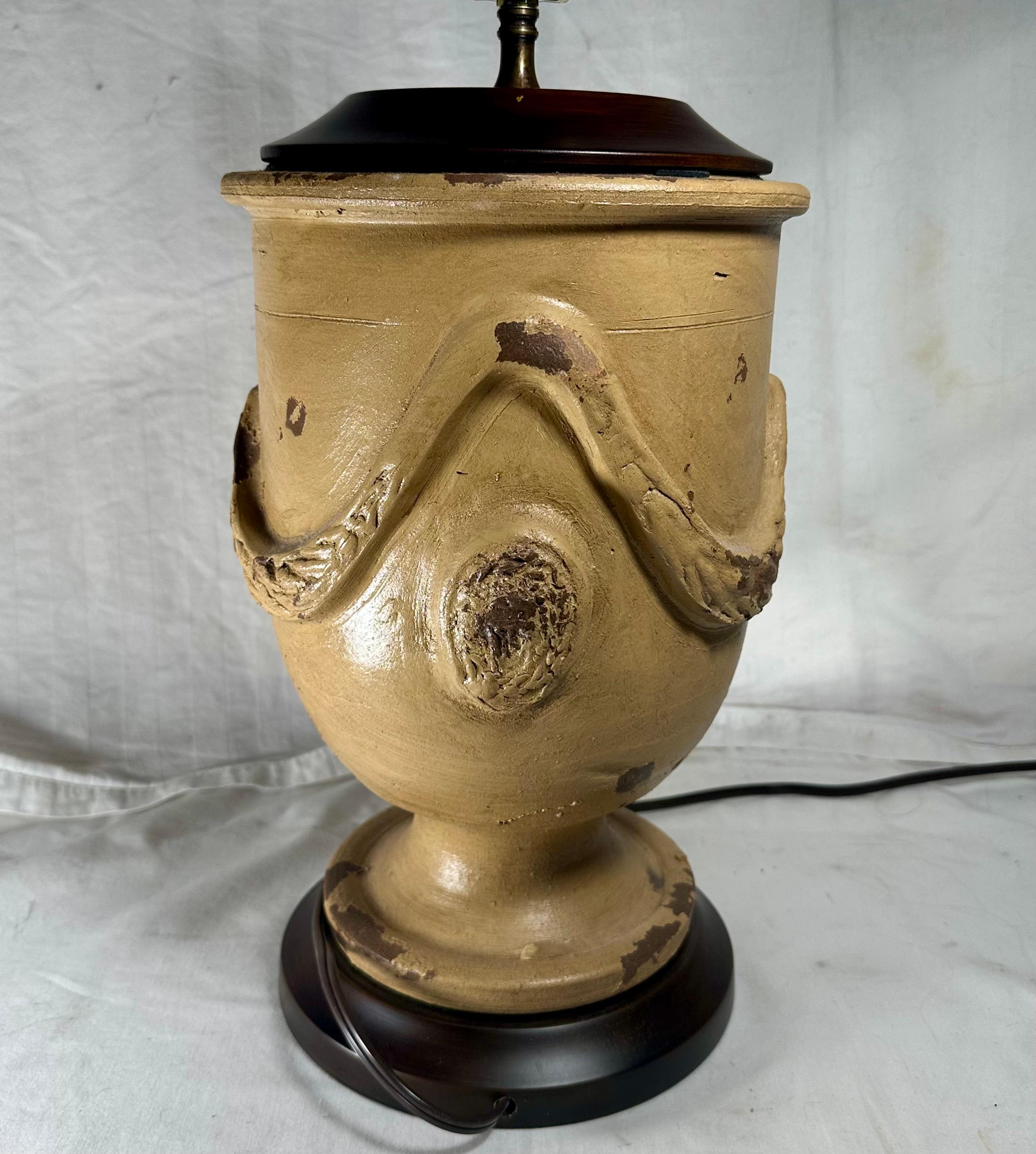  Lampada da tavolo francese Anduze

Squisita lampada da tavolo in ceramica dell'inizio del XX secolo in stile provinciale francese. L'urna proveniente dalla contea di Anduze, nel sud della Francia, è stata poi trasformata in una lampada da tavolo