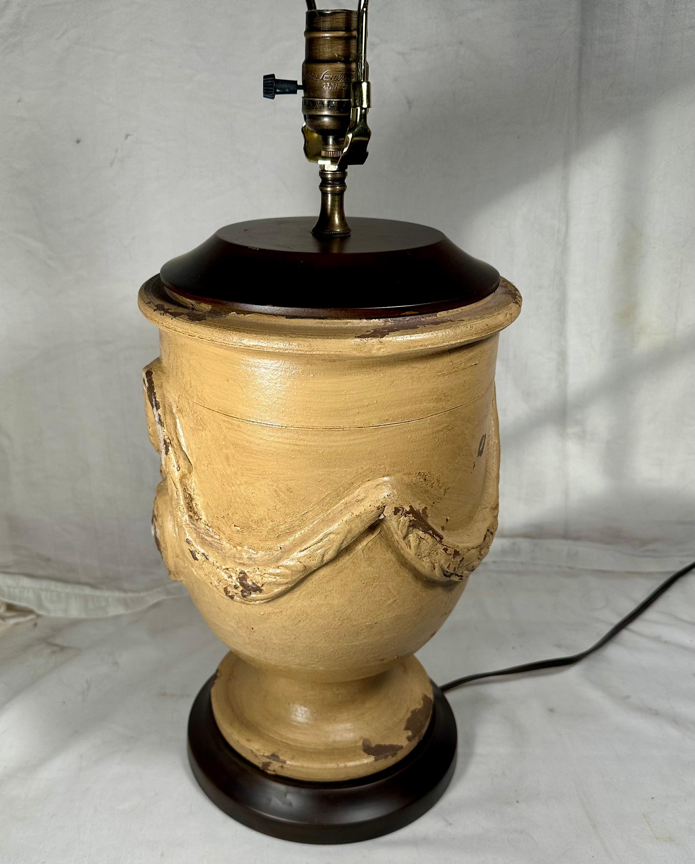 Francese Lampada da tavolo a urna Anduze in ceramica francese dei primi del Novecento in vendita