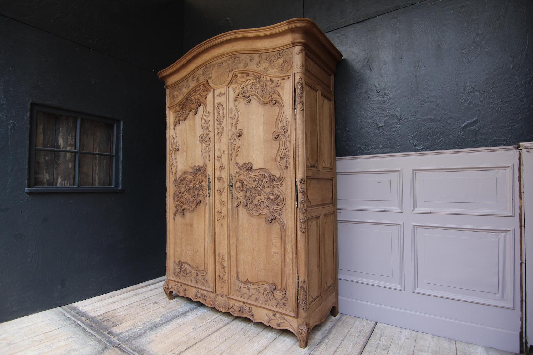 Early 20th Century French Provincial Armoire in Stripped Oak In Good Condition In Dusseldorf, DE