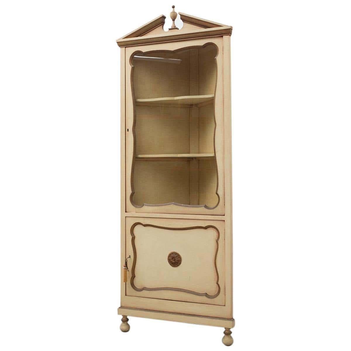 Vetrina angolare in stile provinciale francese del XX secolo.  Di un produttore sconosciuto proveniente dalla Francia.     Dipinto in crema, con dettagli dipinti in oro antico e retro verde scuro.  Forme curve e dettagli caratteristici dello stile