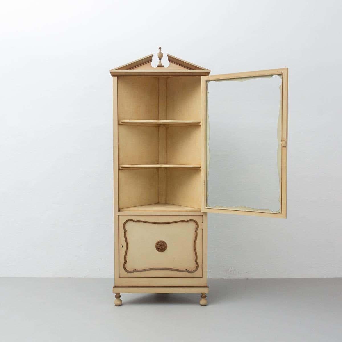 Stile provenzale Vetrinetta angolare francese del primo Novecento in Wood in vendita