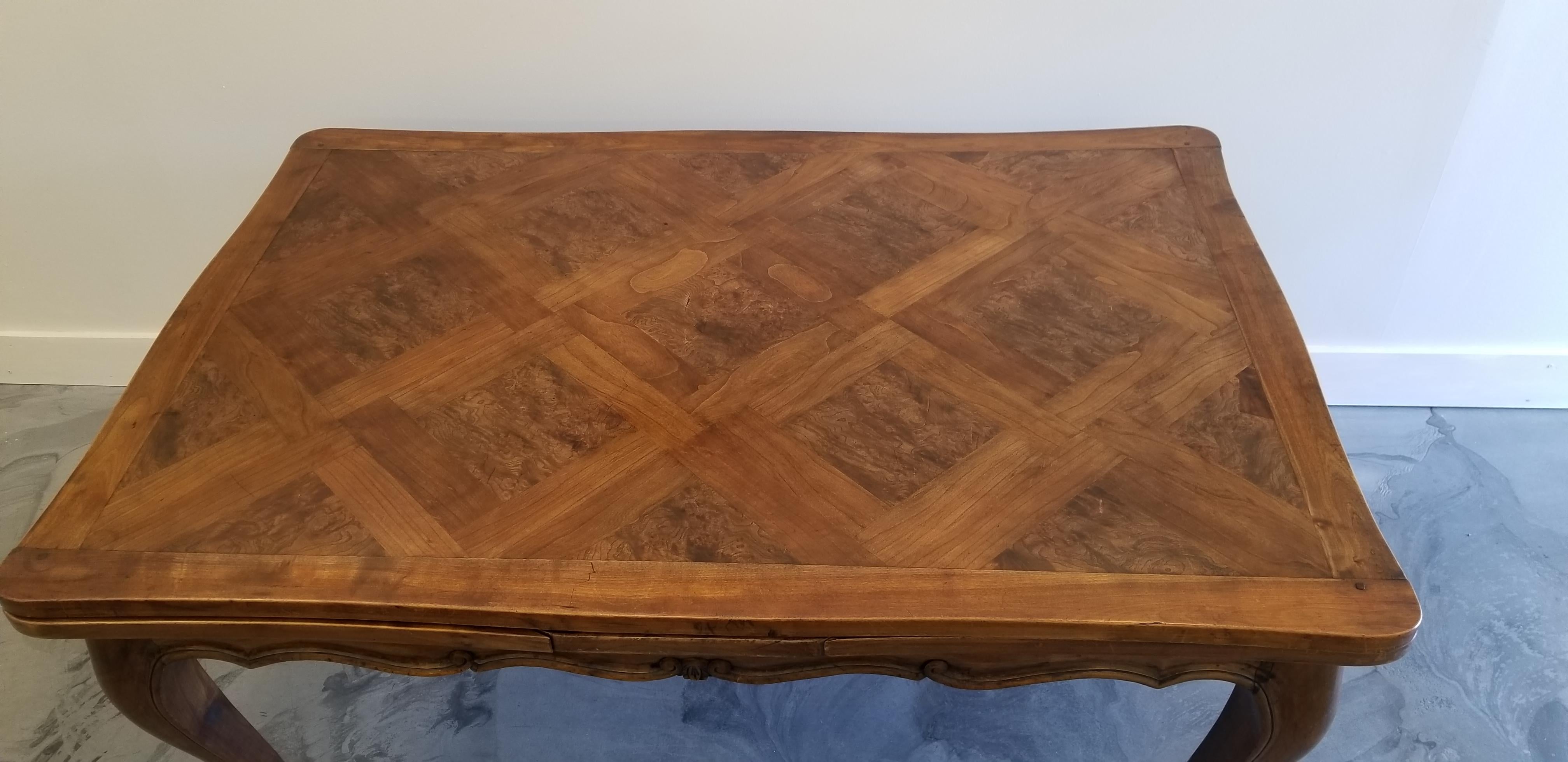 Early 20th Century French Provincial Draw-Leaf Dining Table In Good Condition For Sale In Fulton, CA