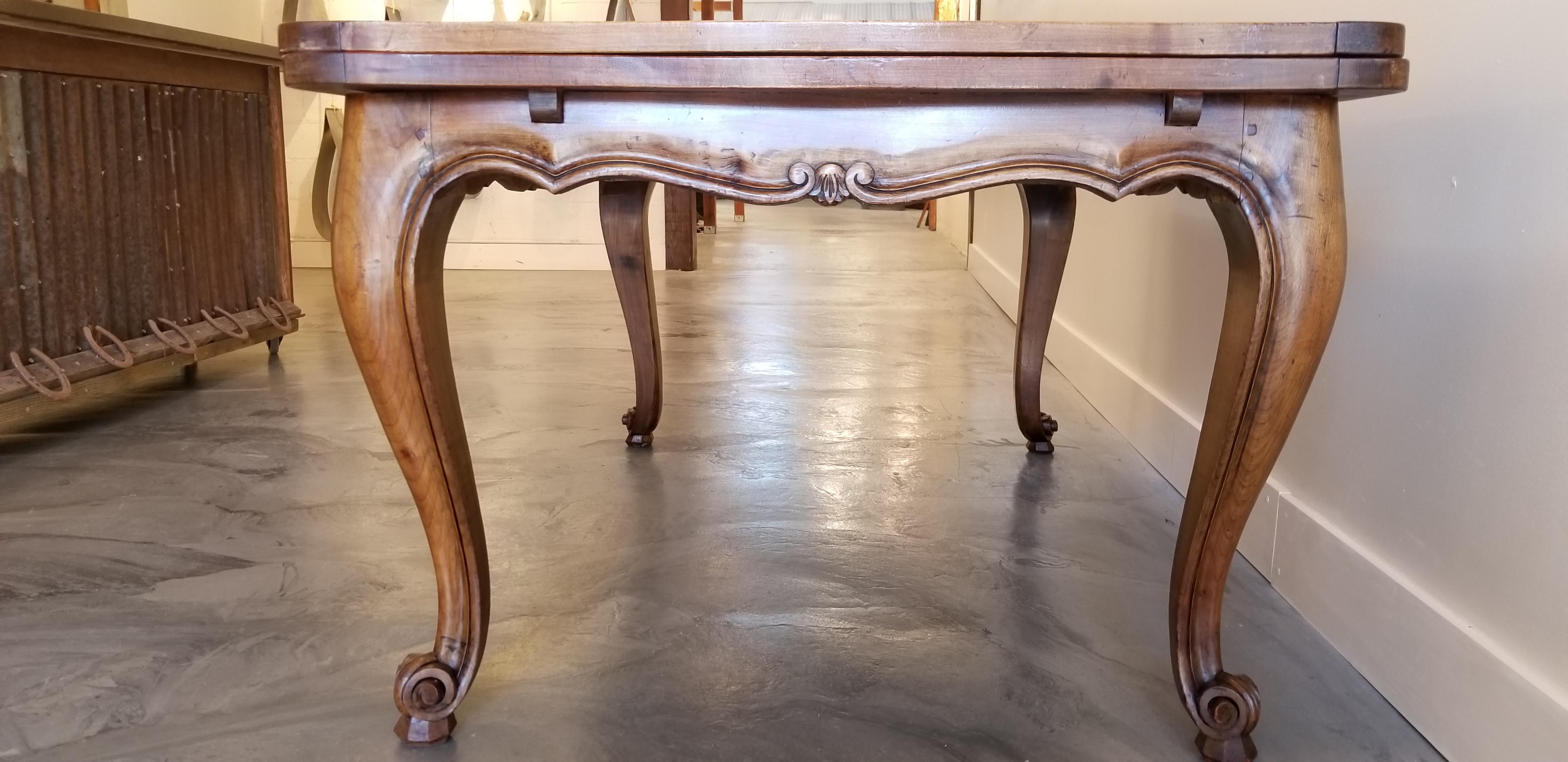 Early 20th Century French Provincial Draw-Leaf Dining Table For Sale 5